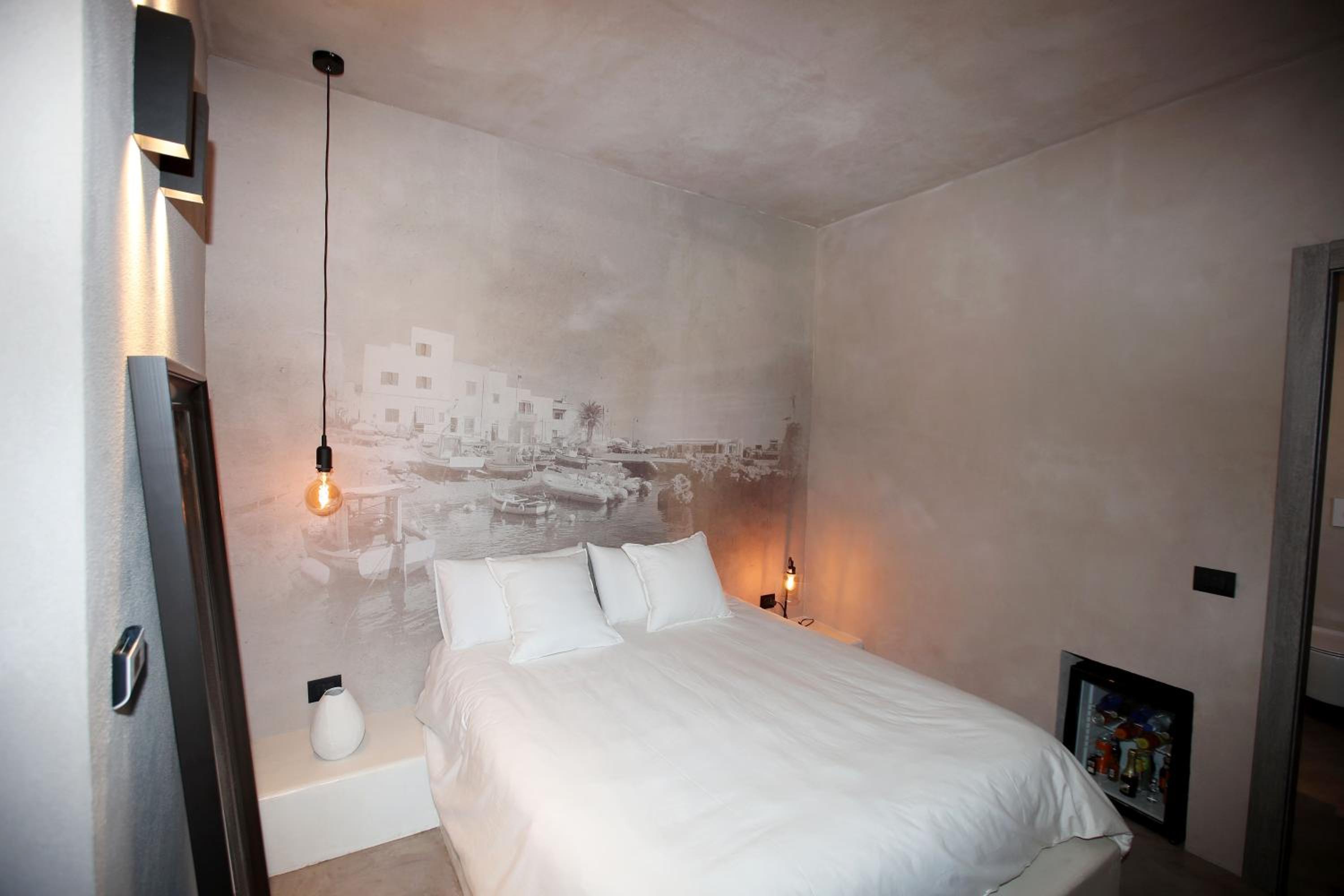 Deluxe Suite with Spa Bath - Photo 15