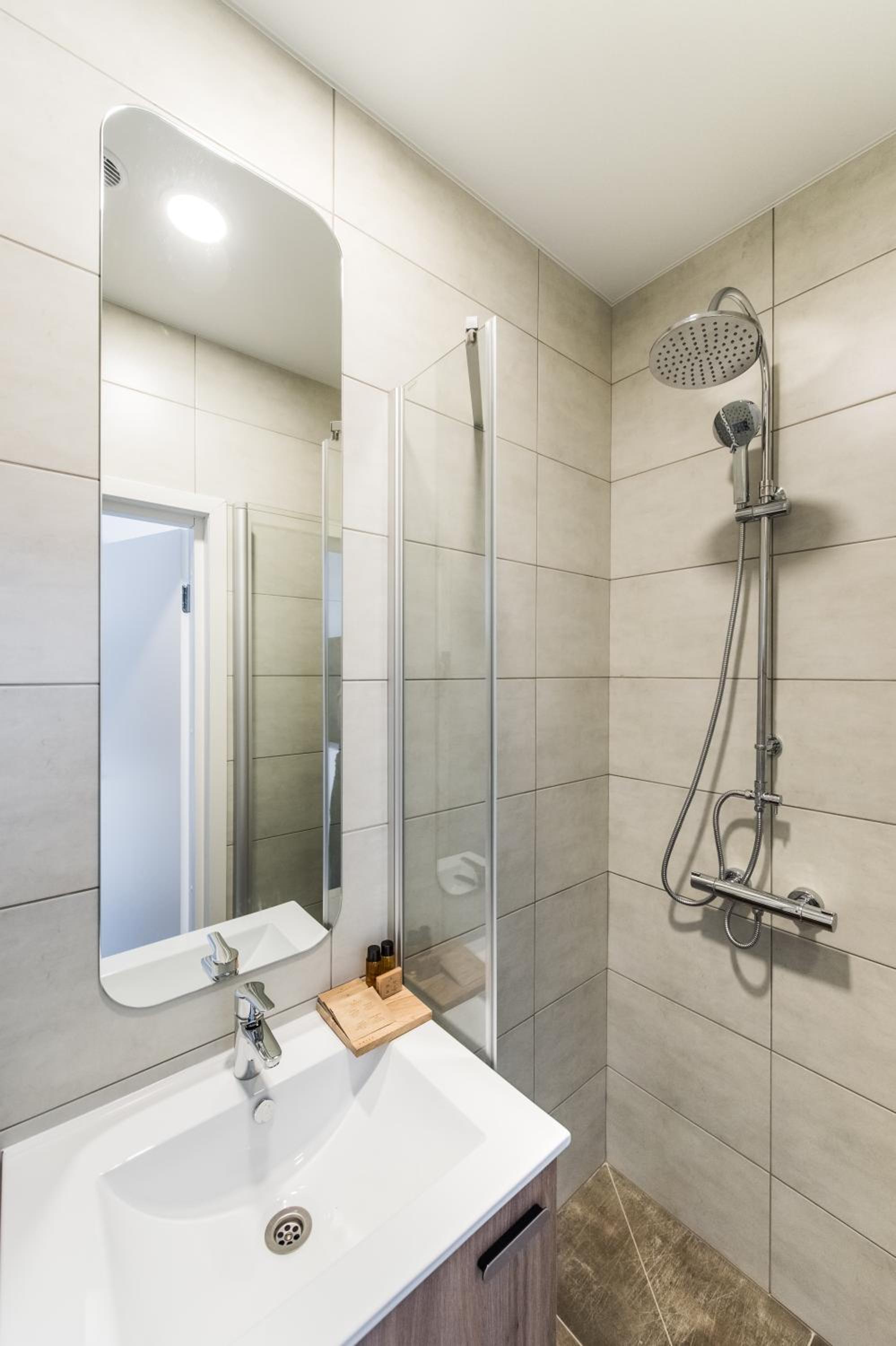 Apartment with Shower - Photo 2