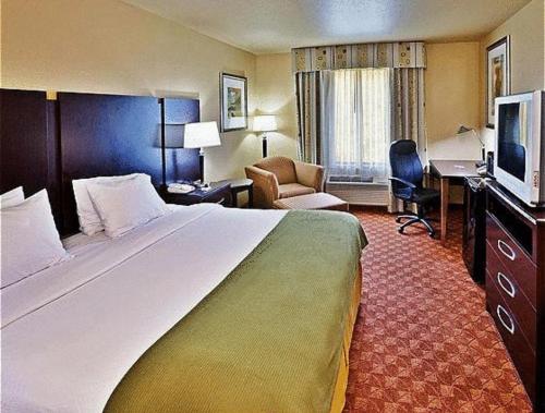 King Room - Non-Smoking - Photo 4
