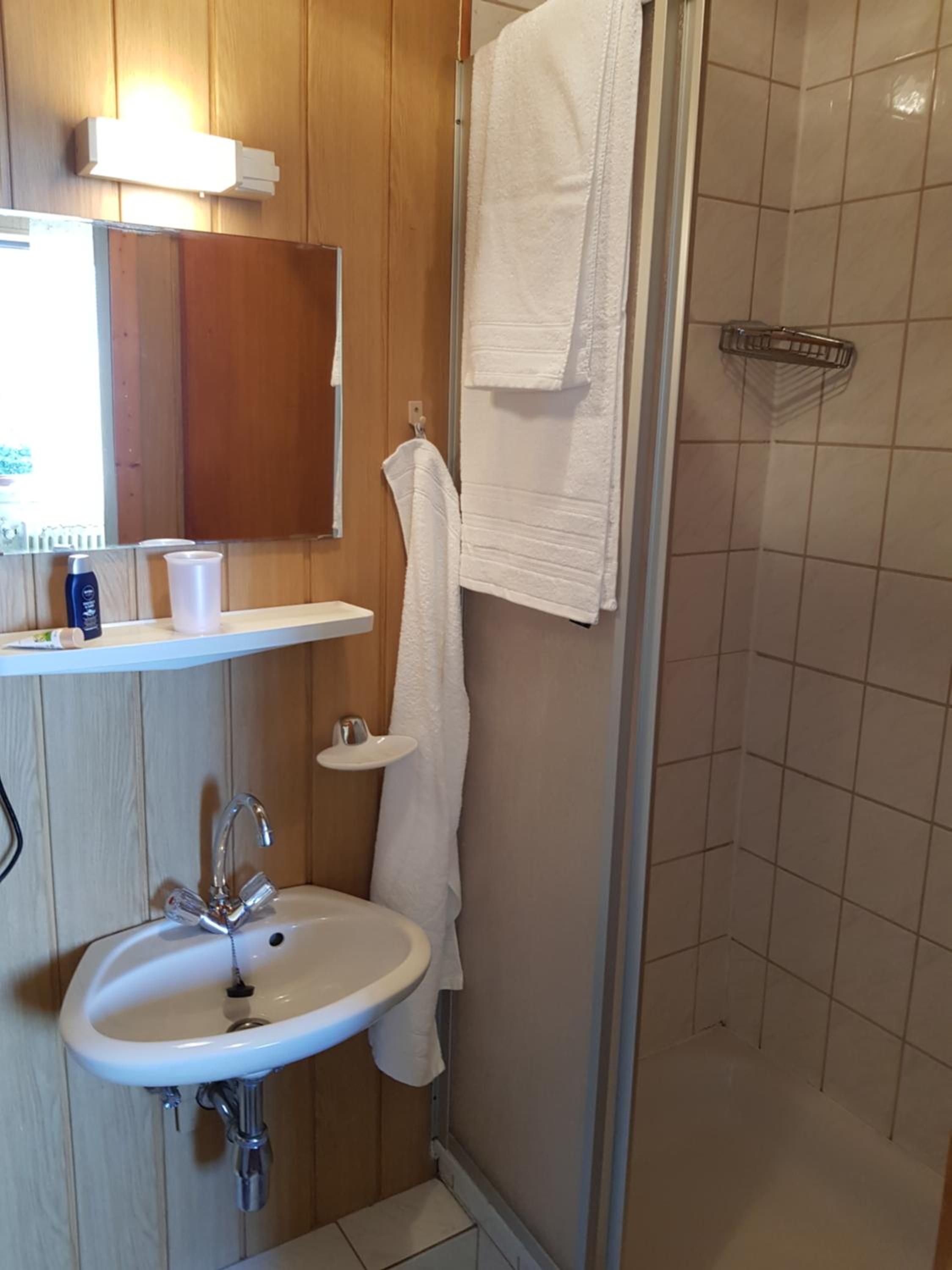 Double Room with Private Bathroom - Photo 2