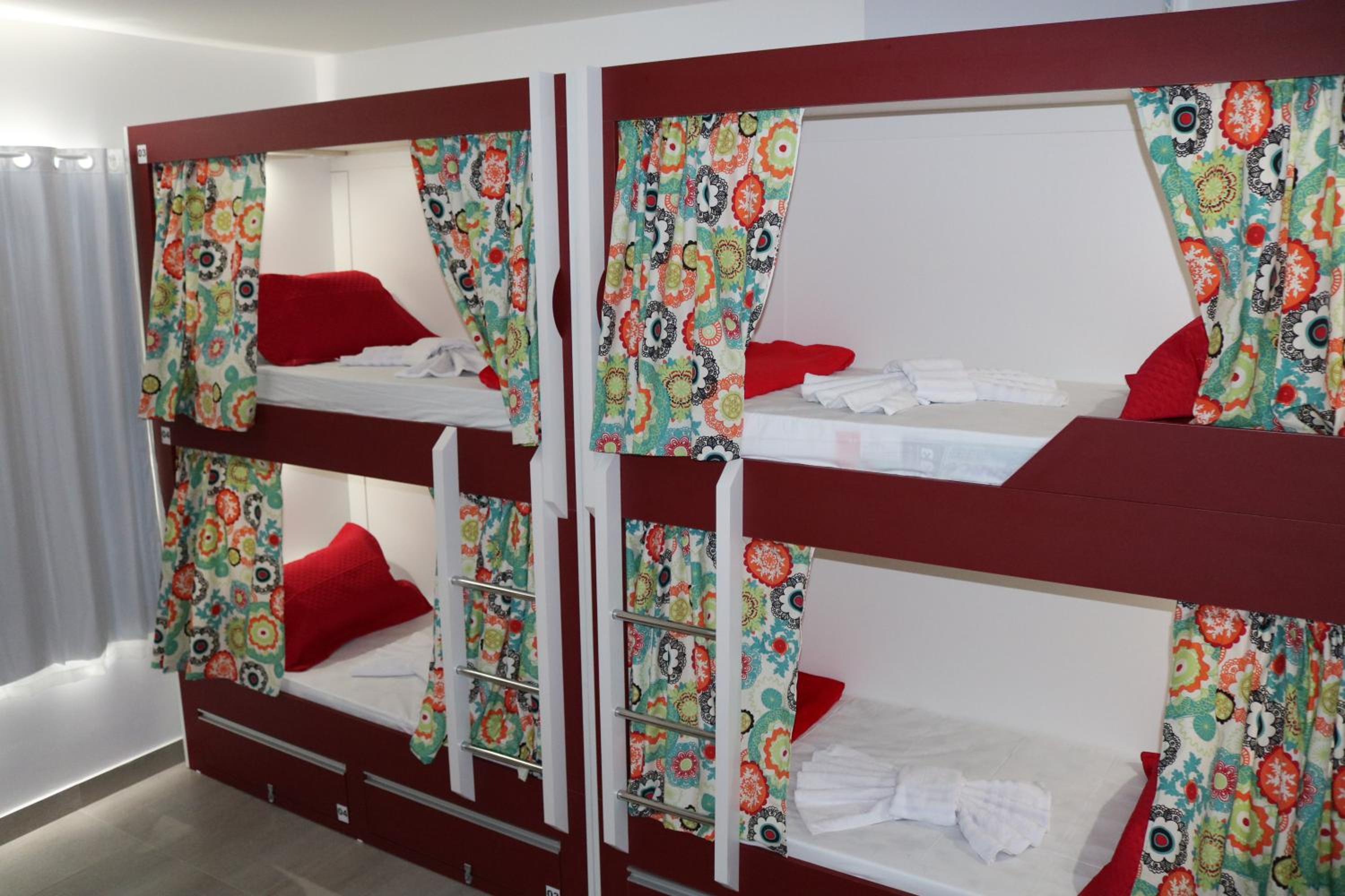 Cama em Quarto Compartilhado Misto com 10 Camas photo 1