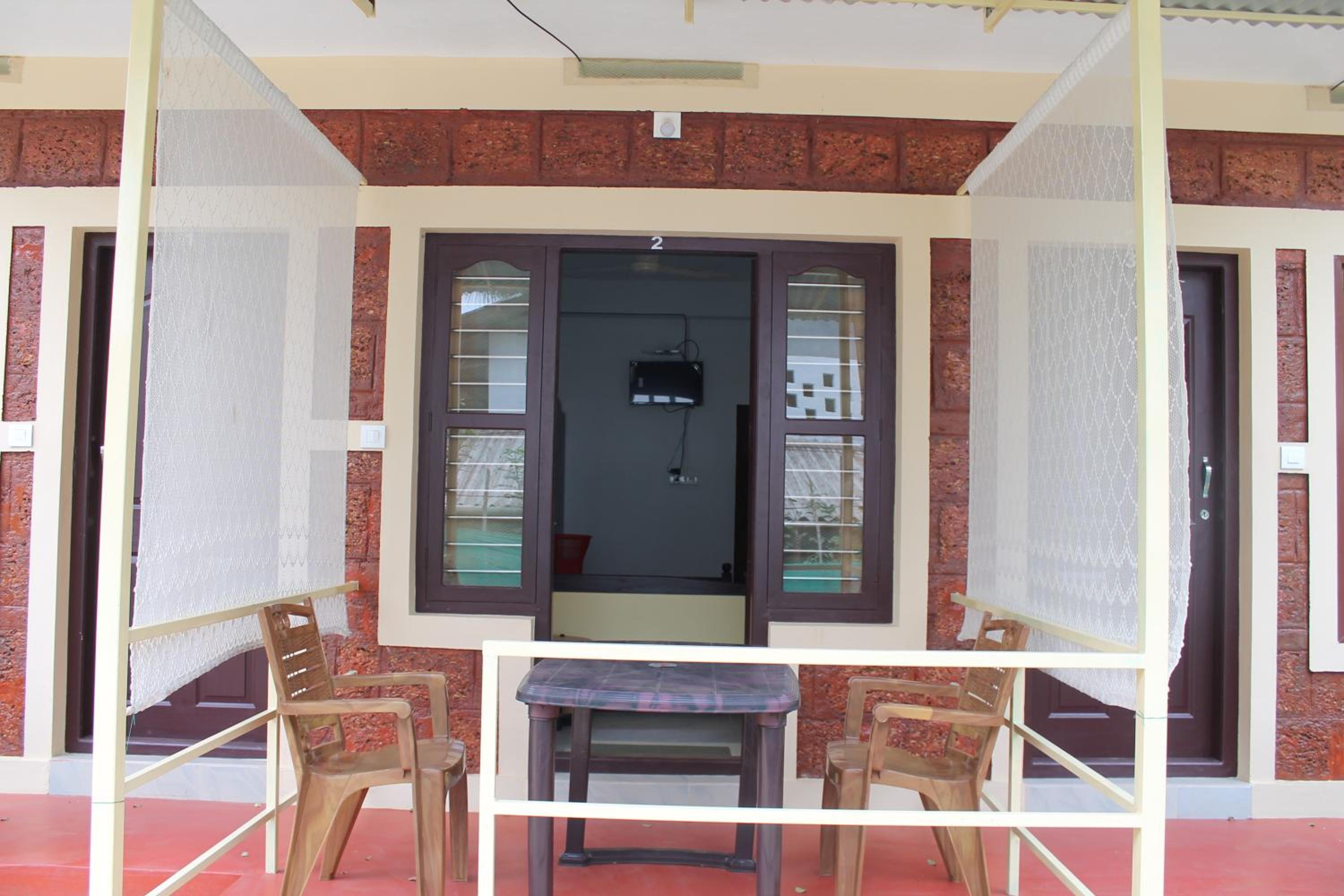 Deluxe Double Room with Balcony - Photo 5