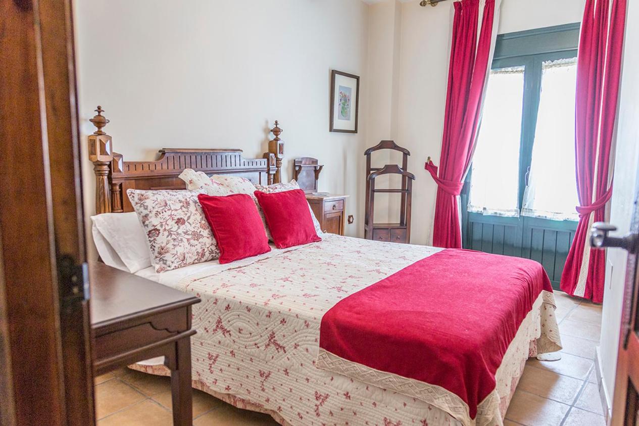 Deluxe Double Room with Balcony - Photo 11