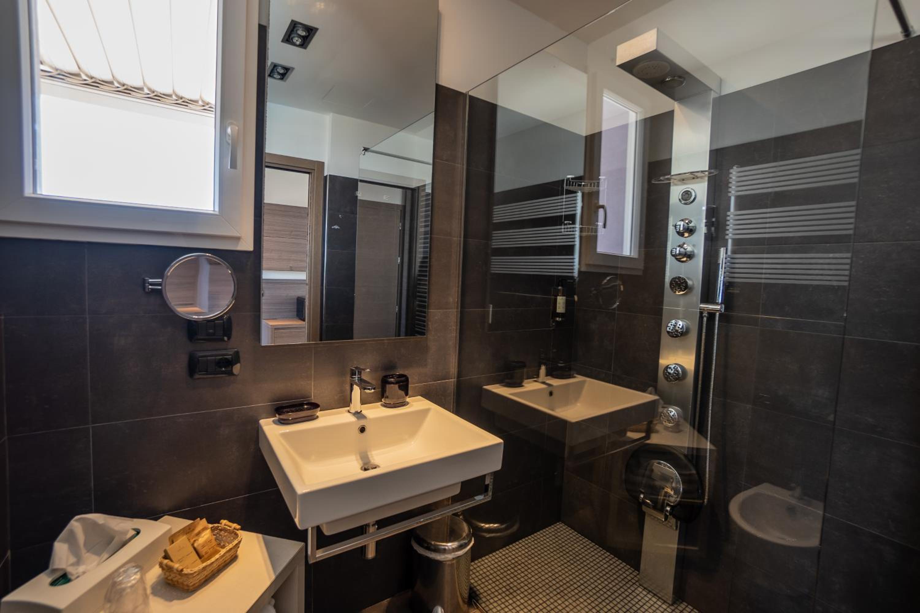 Suite - Photo 17