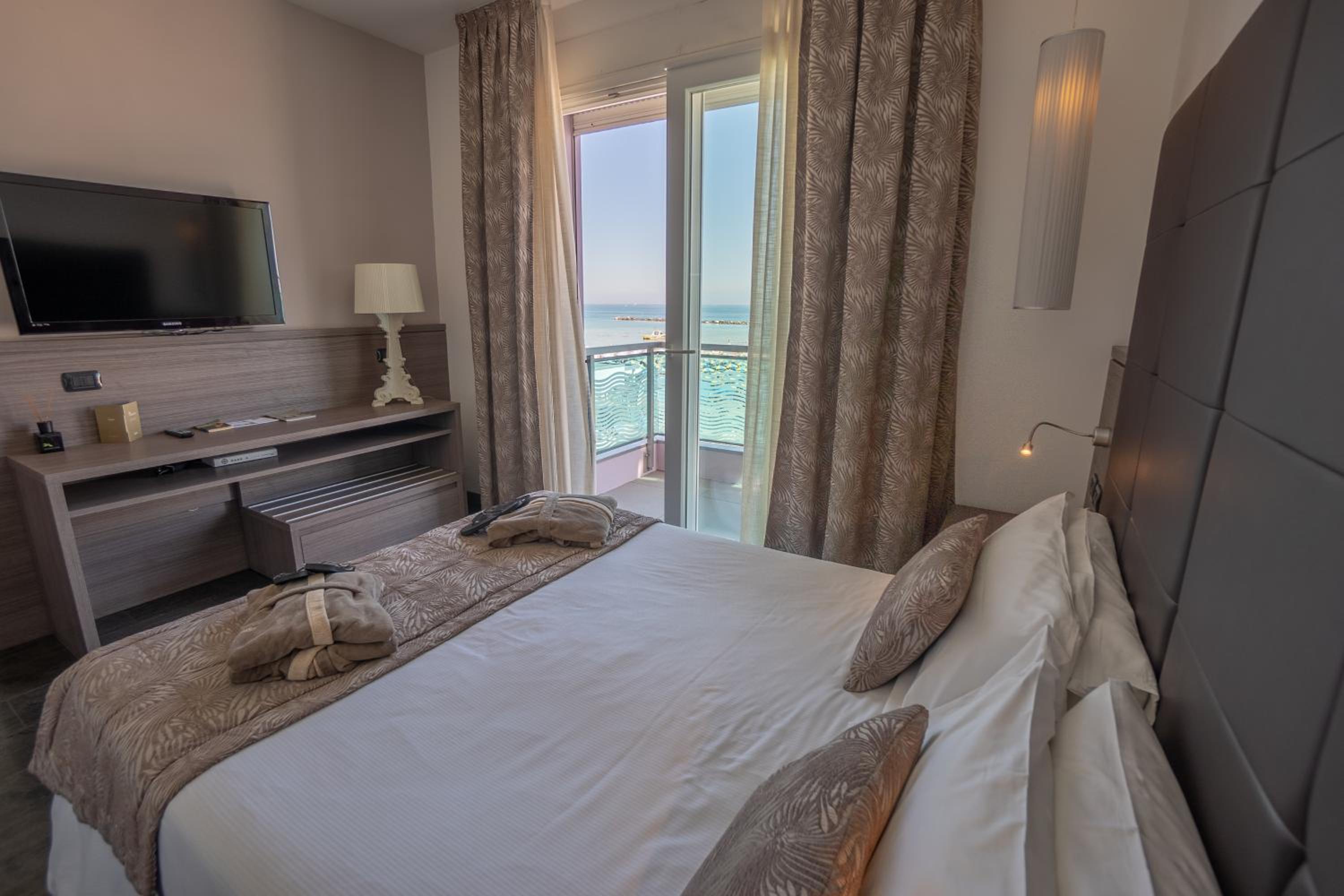 Suite - Photo 1