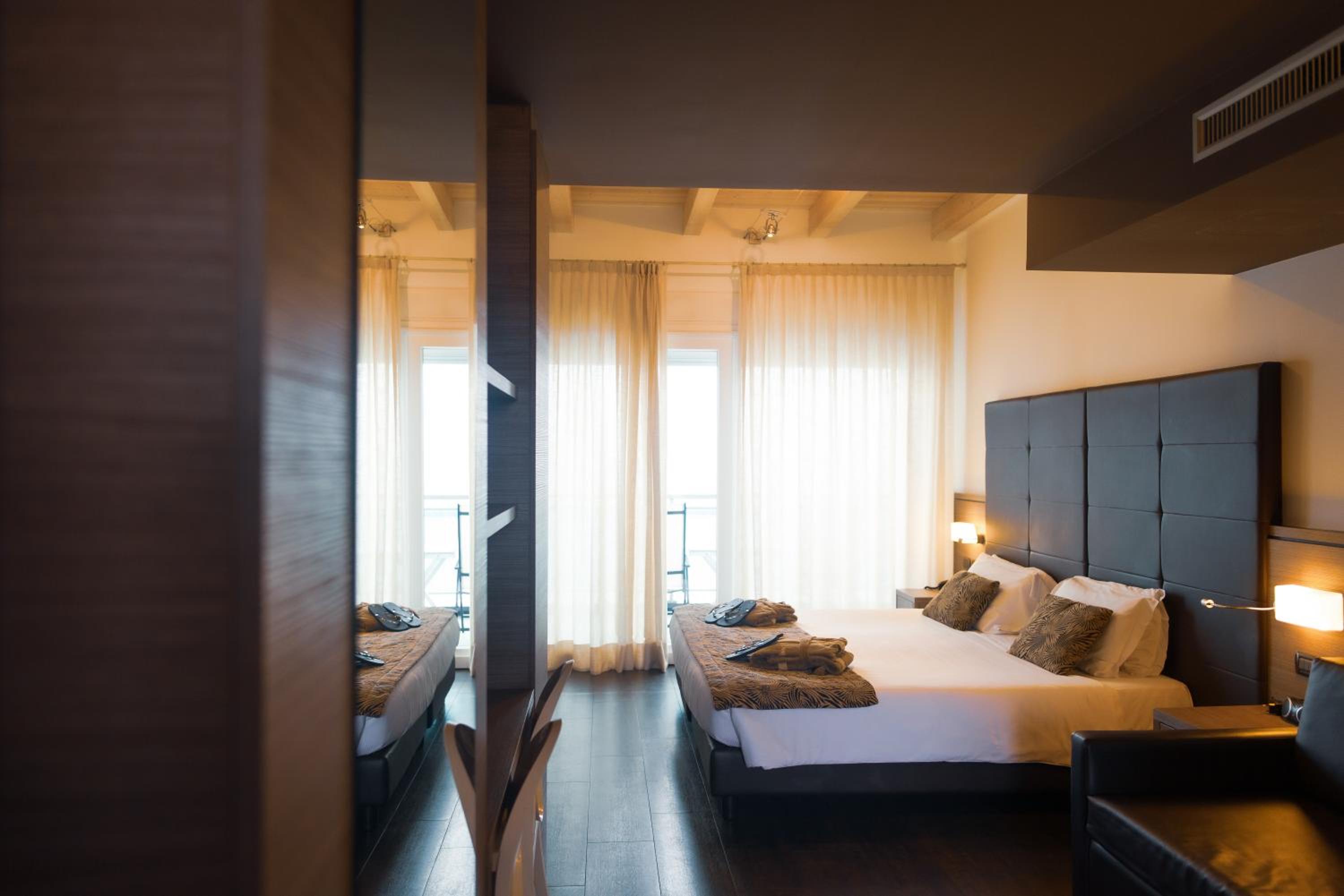 Junior Suite with Sea View - Photo 2