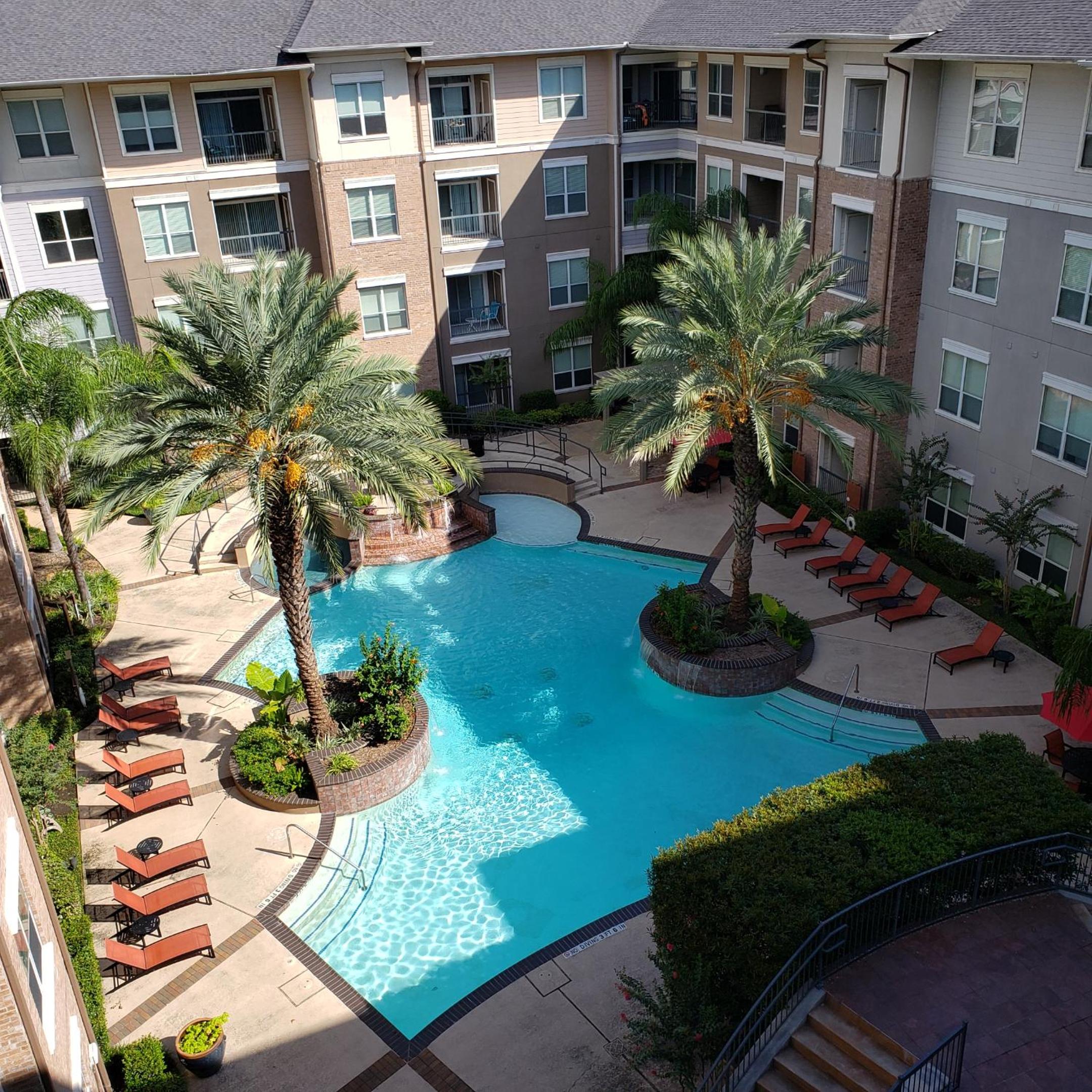 Apartment with Balcony - Photo 10