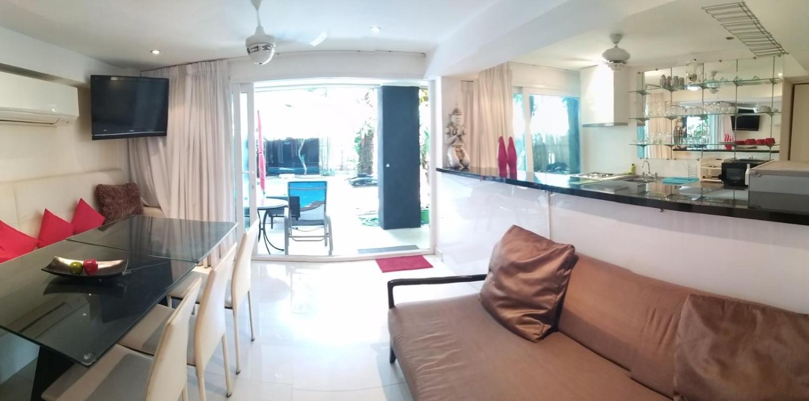 Apartment With Pool View