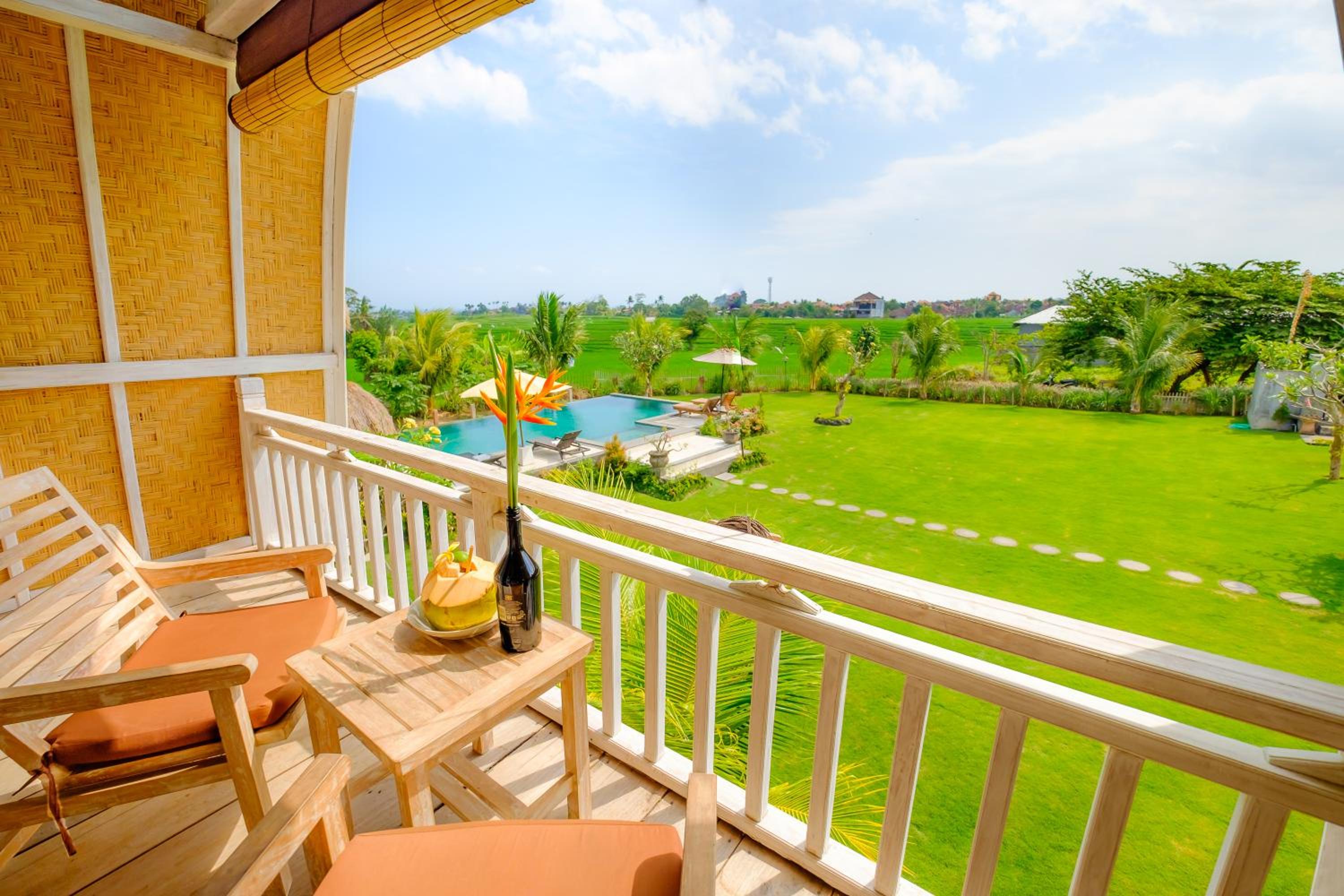 King Room with Balcony - Photo 4
