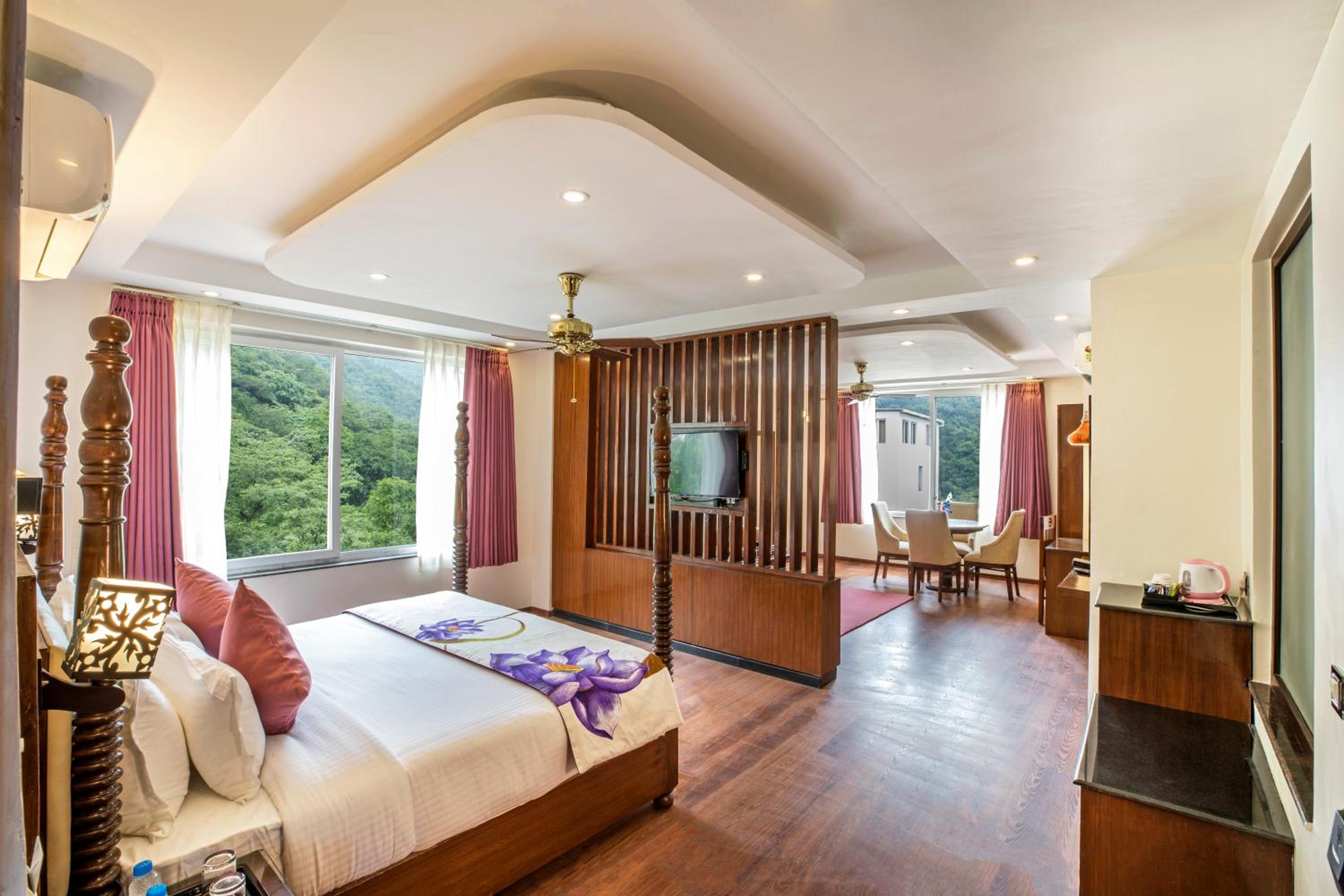 Suite - Photo 1