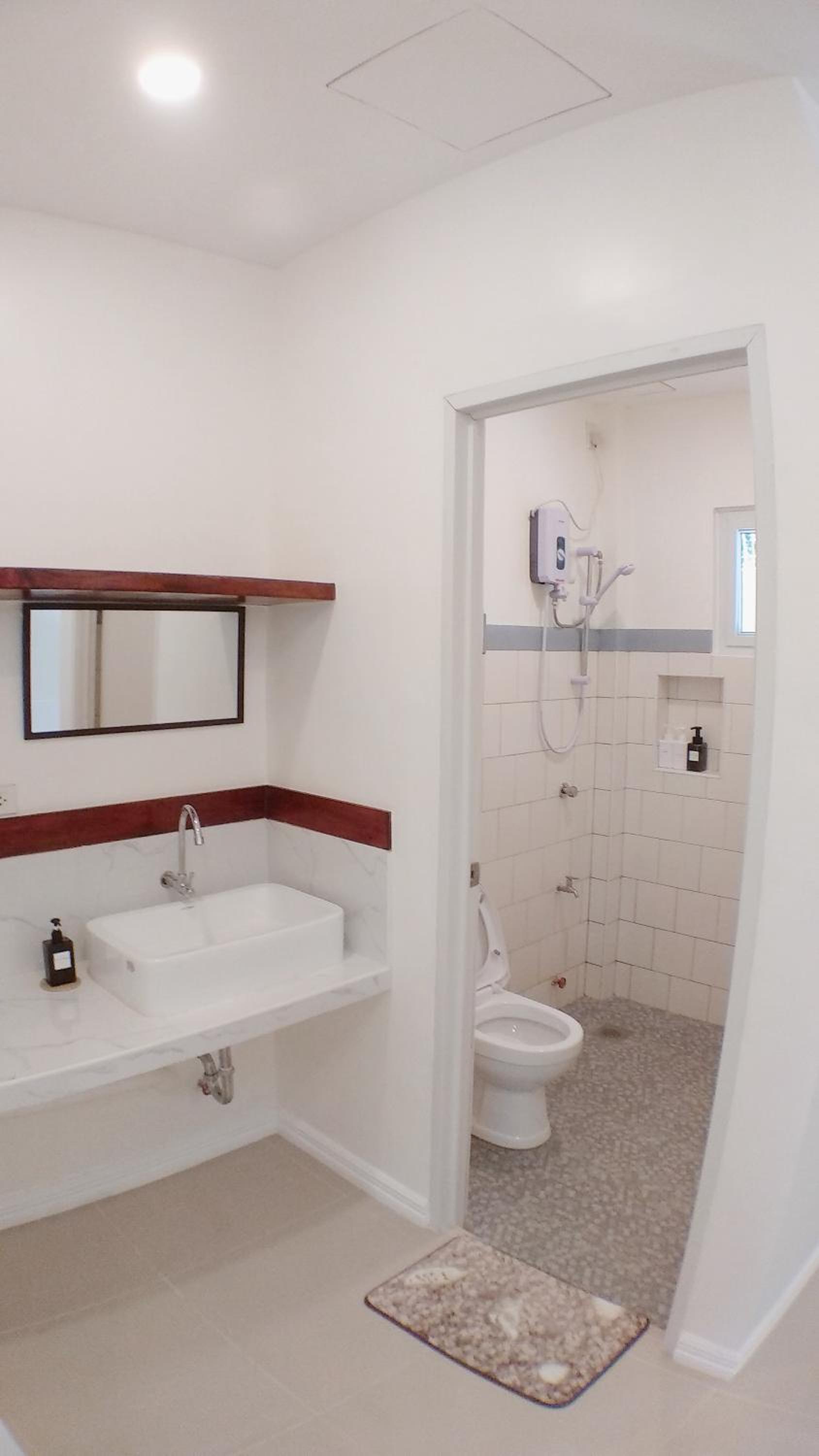 Deluxe Queen Suite - Photo 13