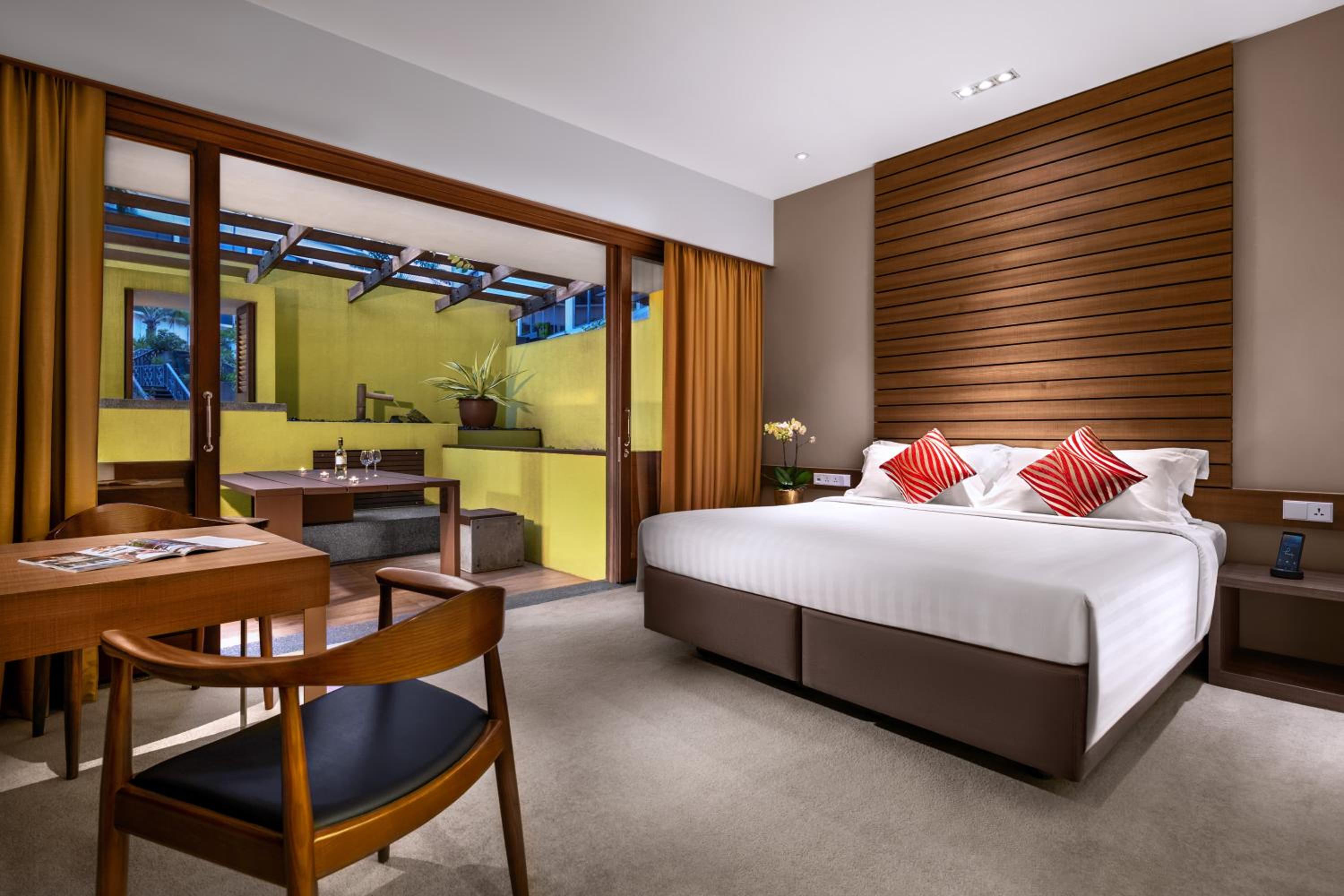 Courtyard Club Room with Lounge Access