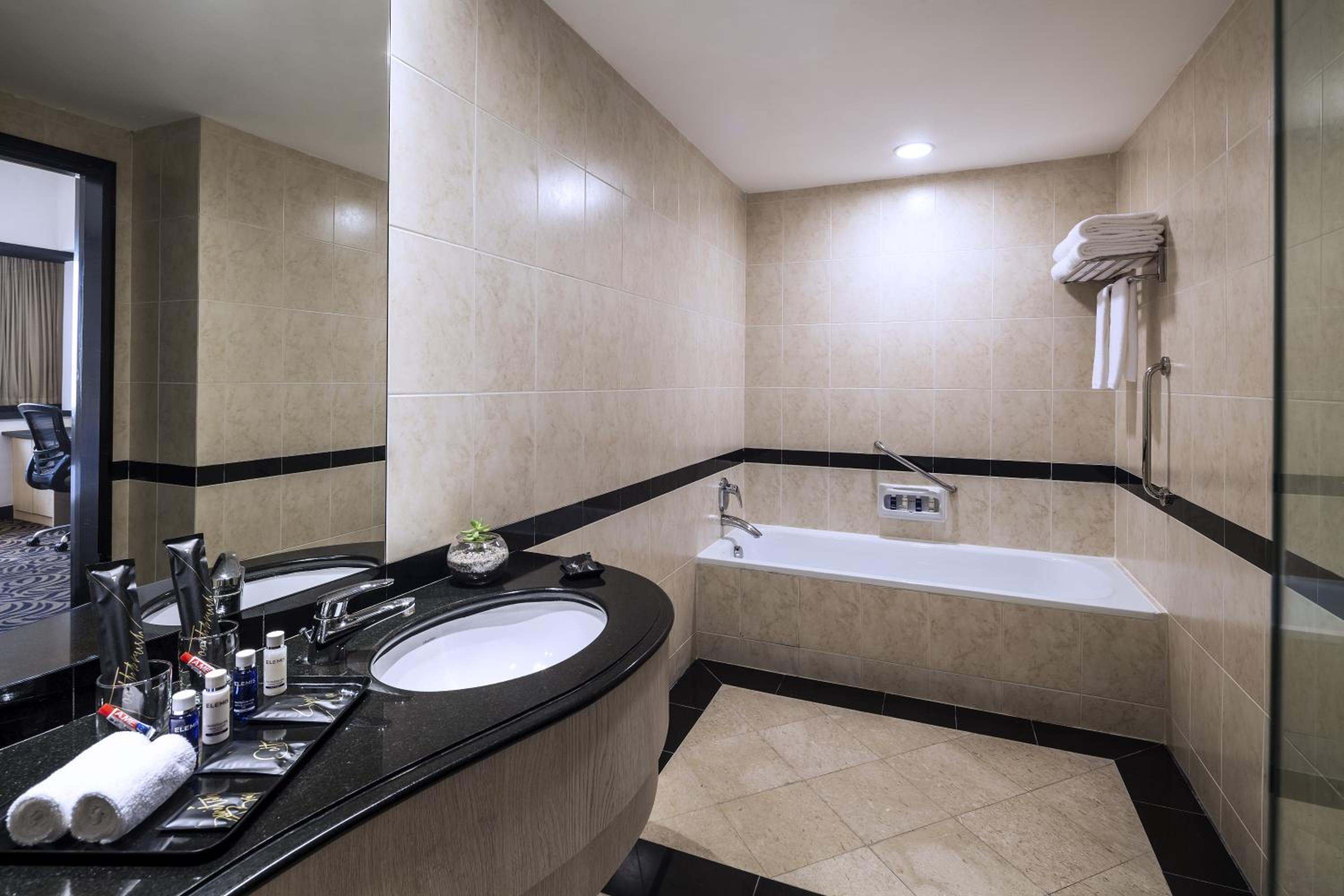 Executive Suite with Lounge Access photo 2