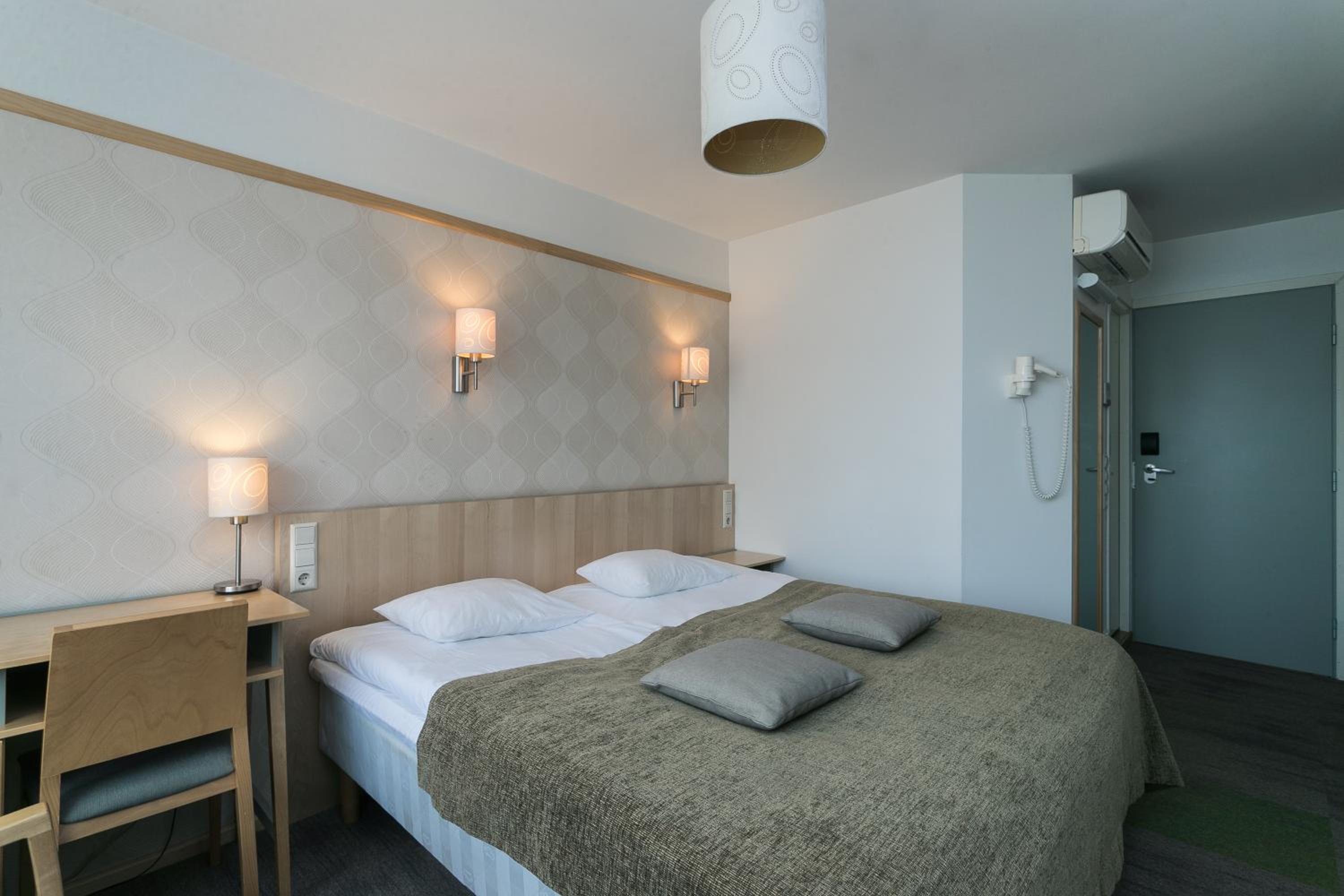 Standard Double or Twin Room - Photo 9