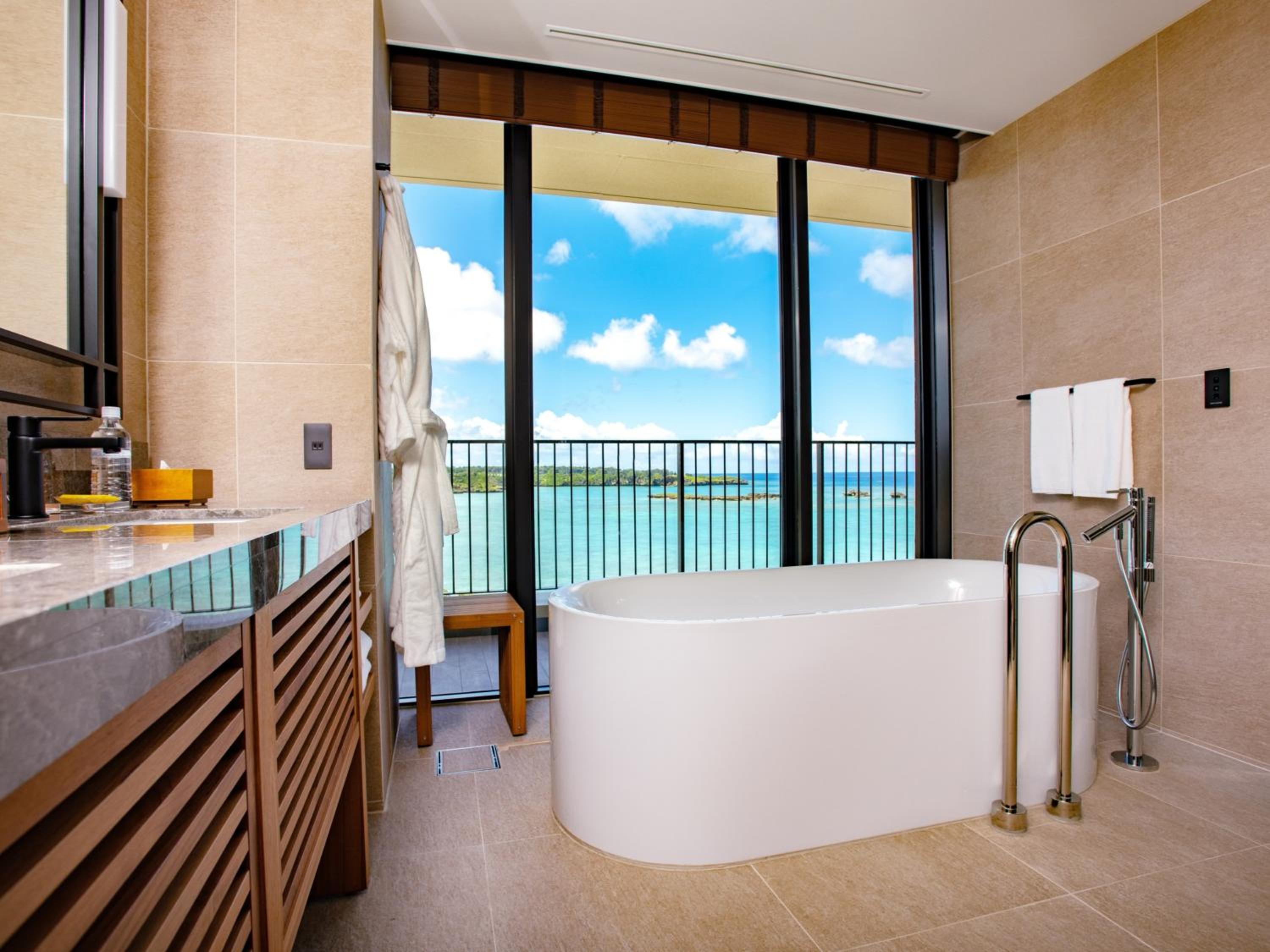 Corner Suite with Two Single Beds and Ocean View - Photo 13