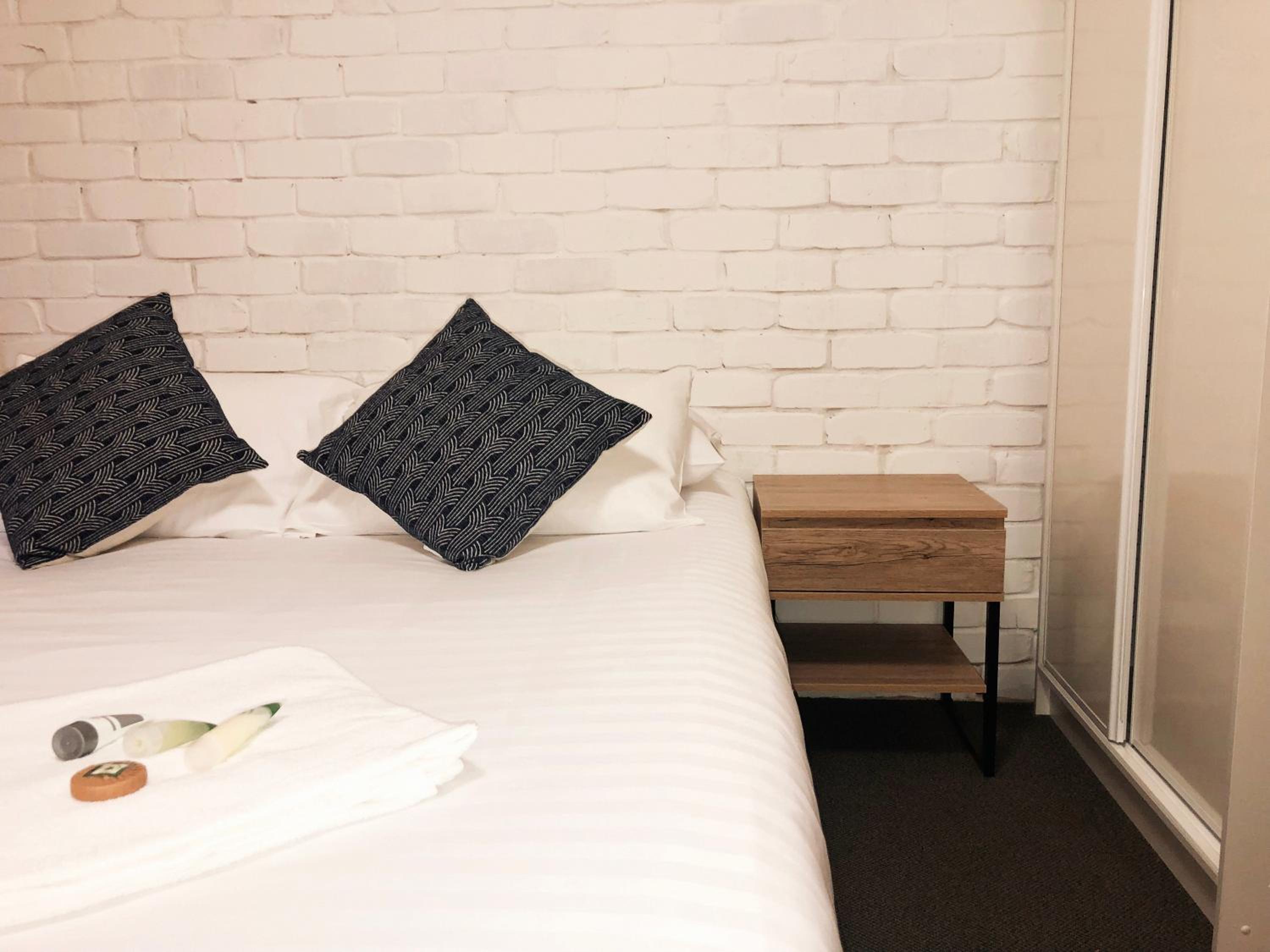 Standard Queen Room - Photo 7