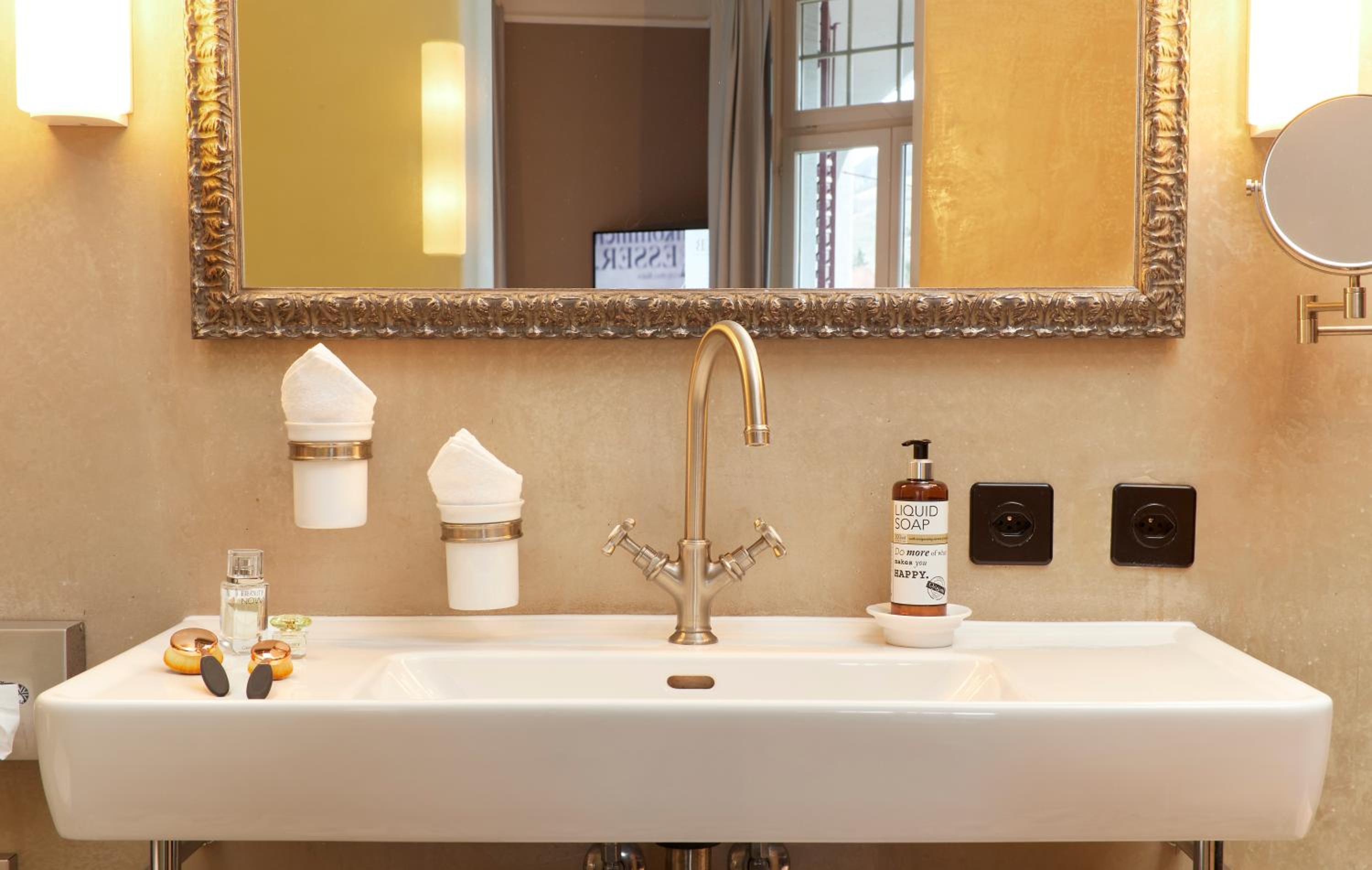 Deluxe Suite - Photo 6