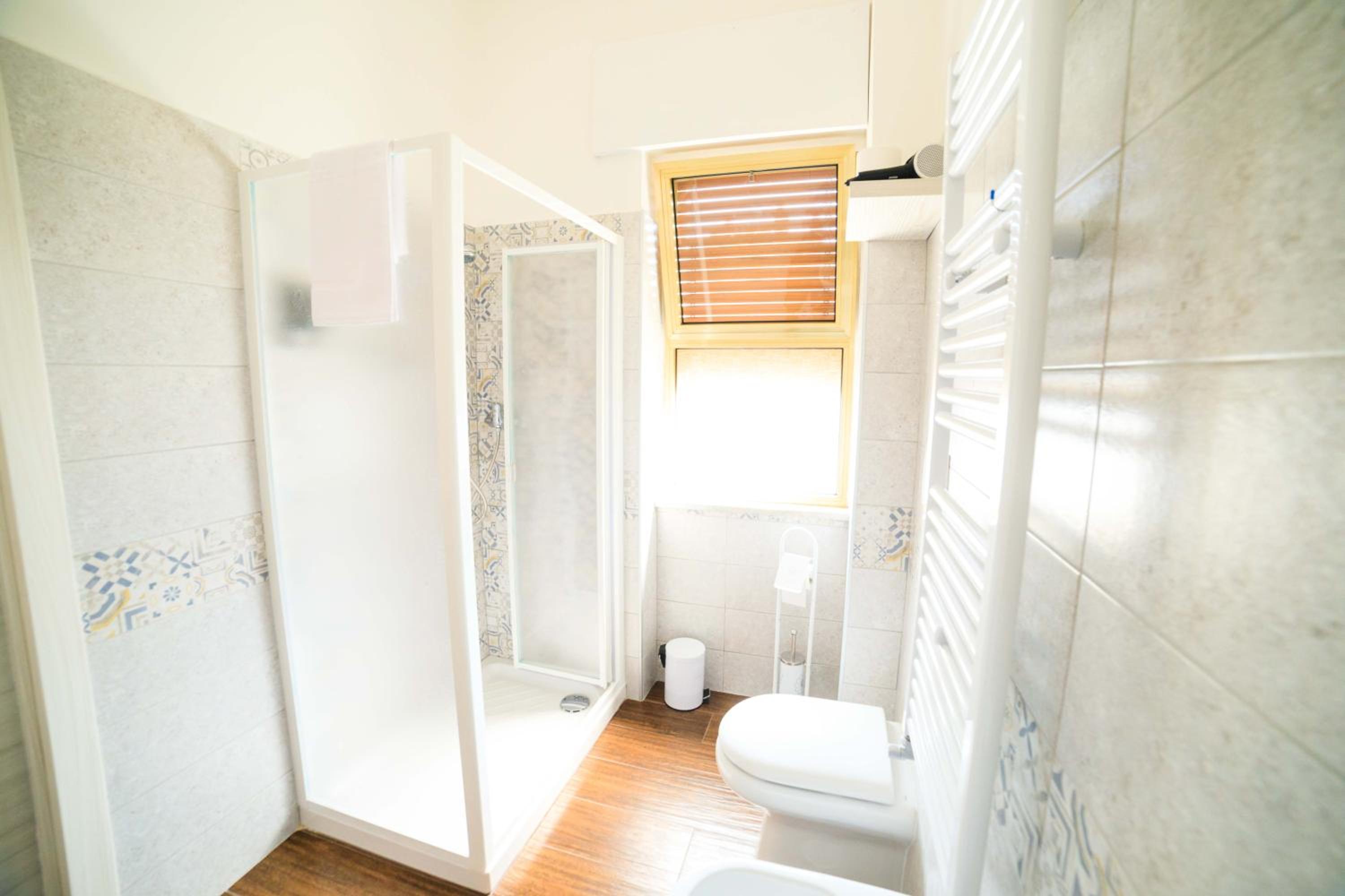 Double Room with Private Bathroom - Photo 3