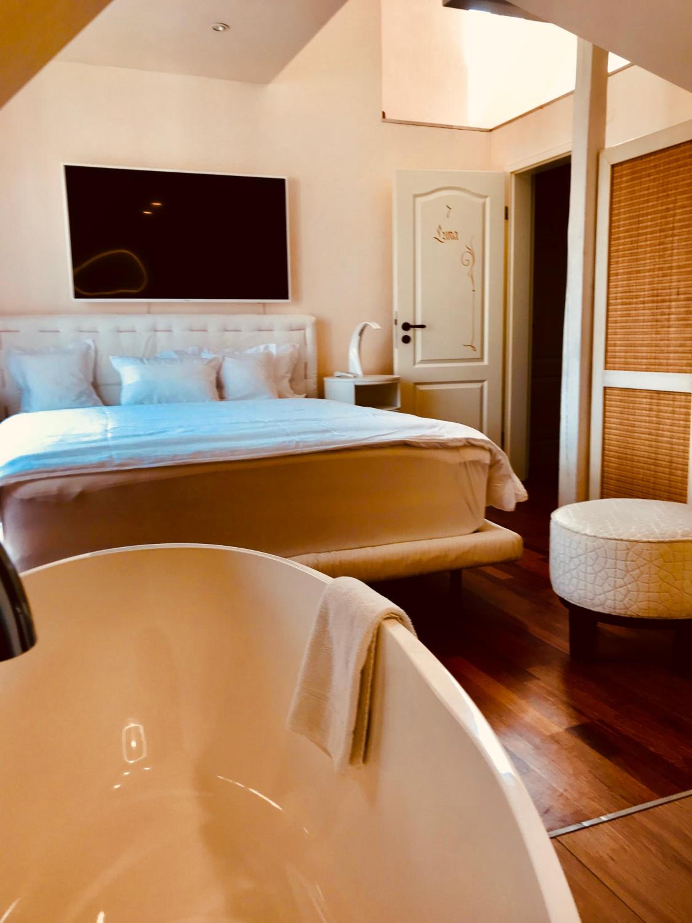 Deluxe Double Room with Bath (Luna) photo 2