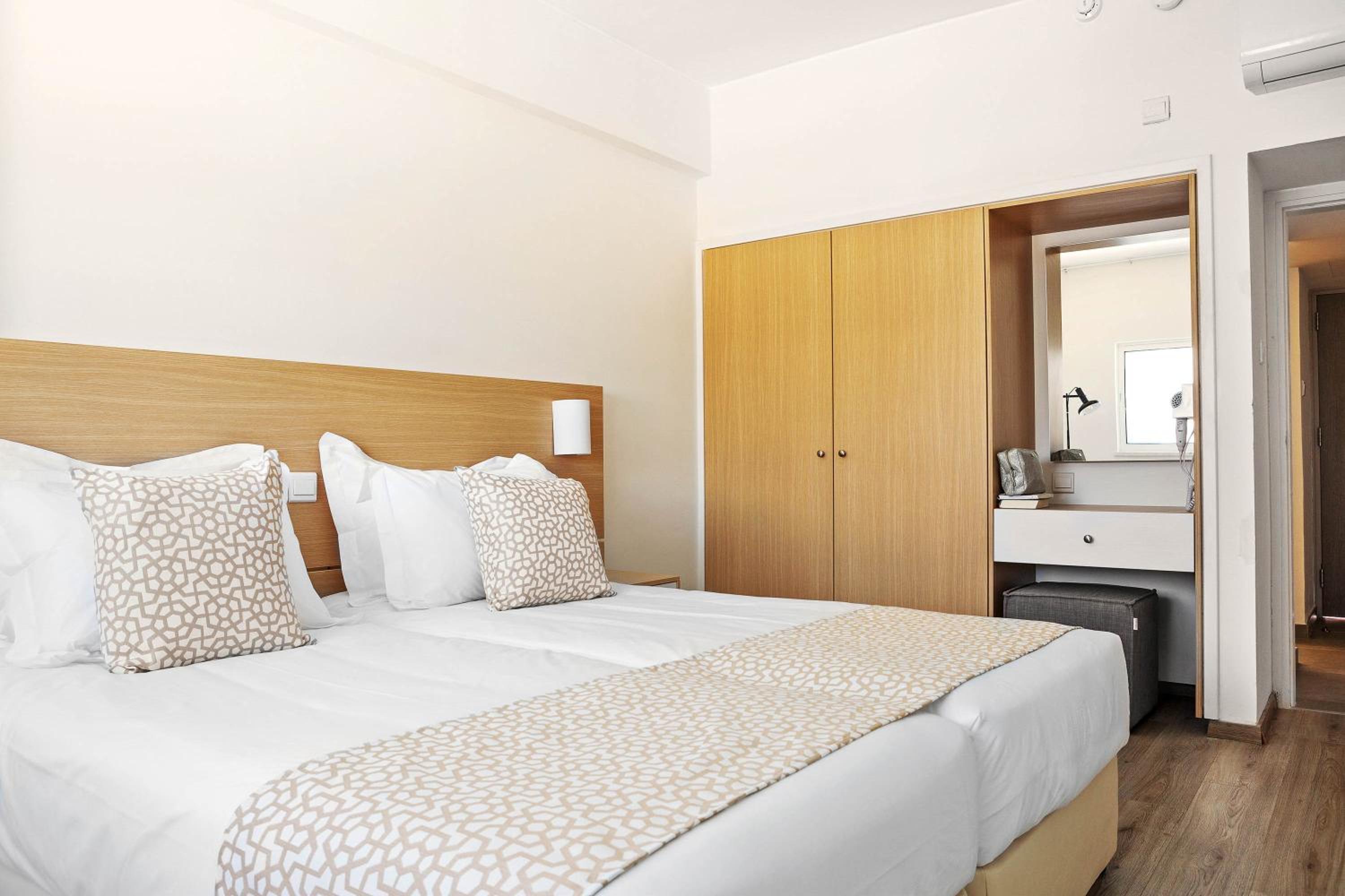 Chambre Double ou Lits Jumeaux - Vue sur Piscine