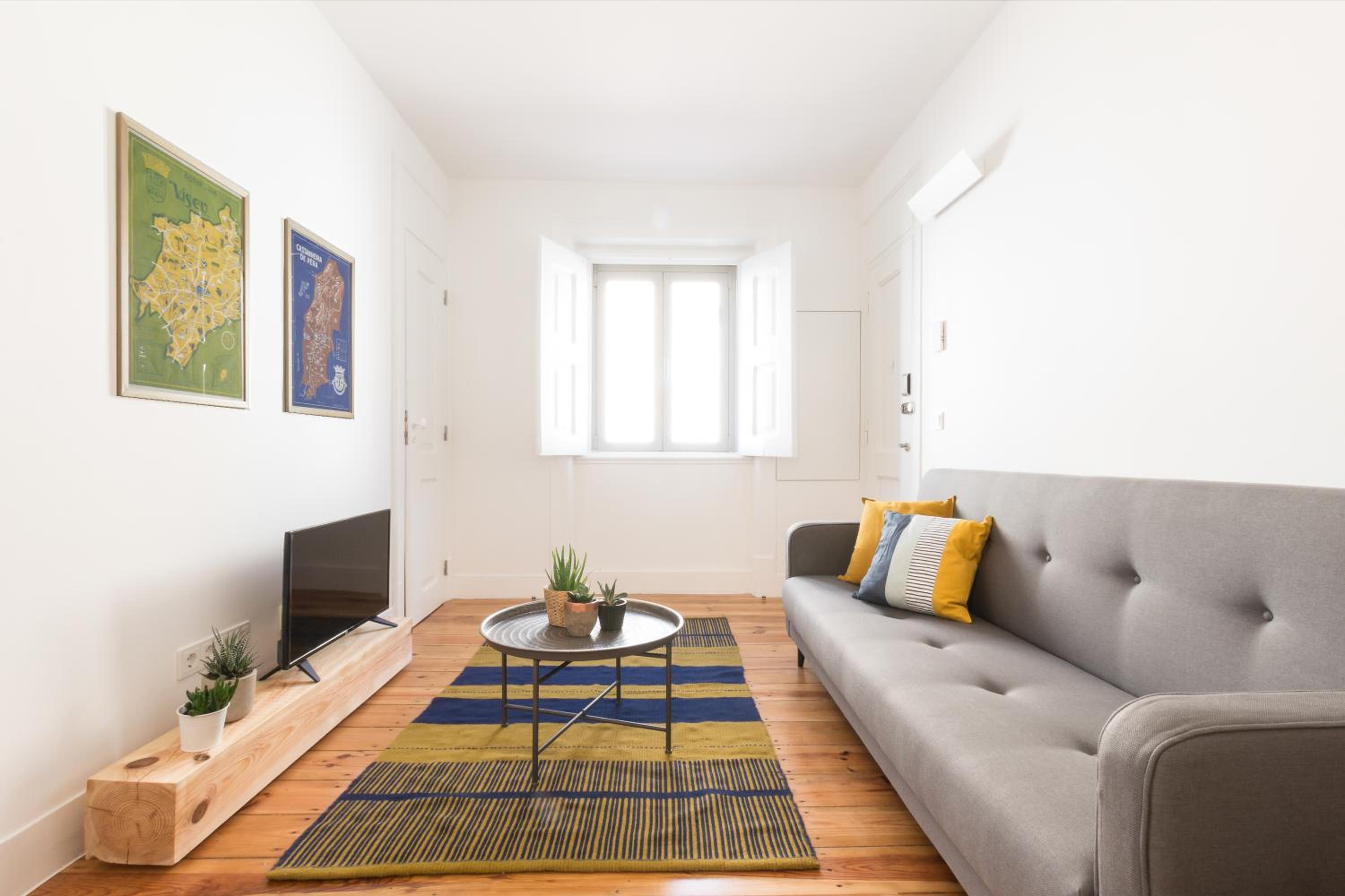 Apartment with Balcony - Photo 9