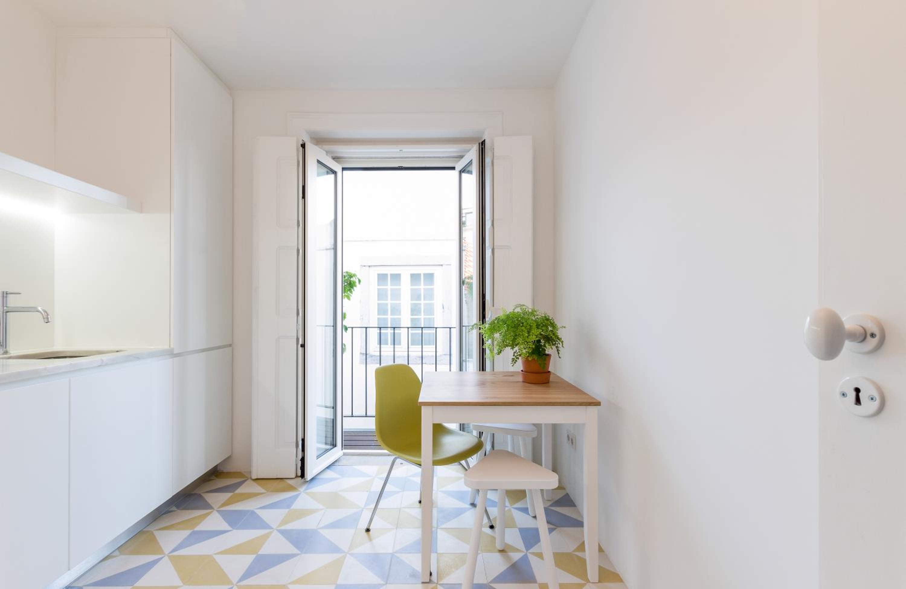 Apartment with Balcony - Photo 3