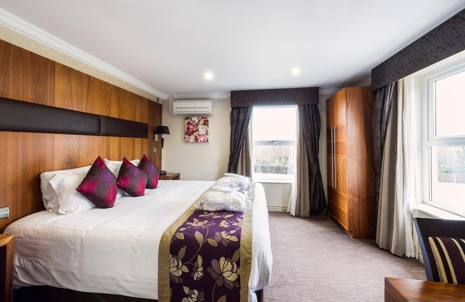 King Room with One King Bed and Bath Tub (Accessible) photo 3