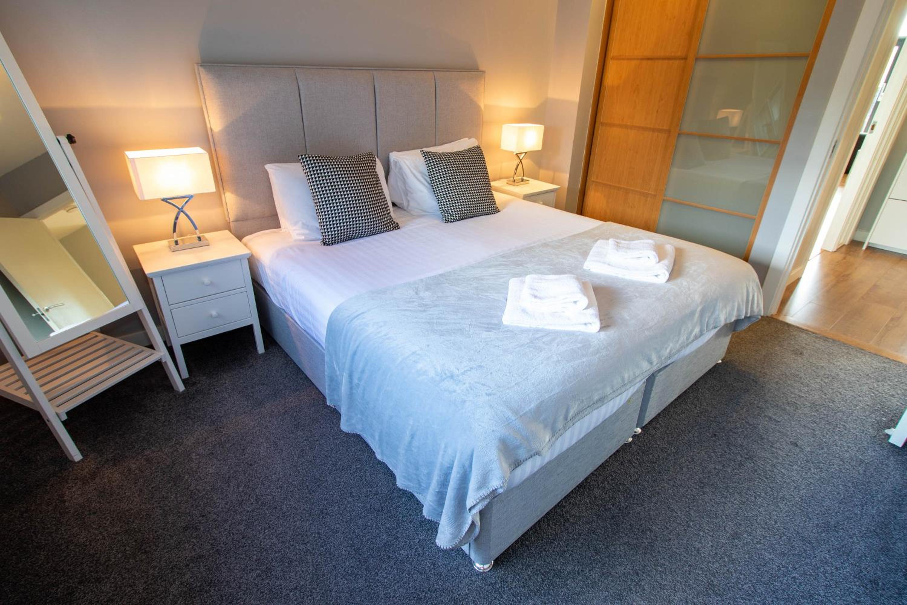 Two Bedroom Apartment - 112 Lancefield Quay, G3 8hr photo 1