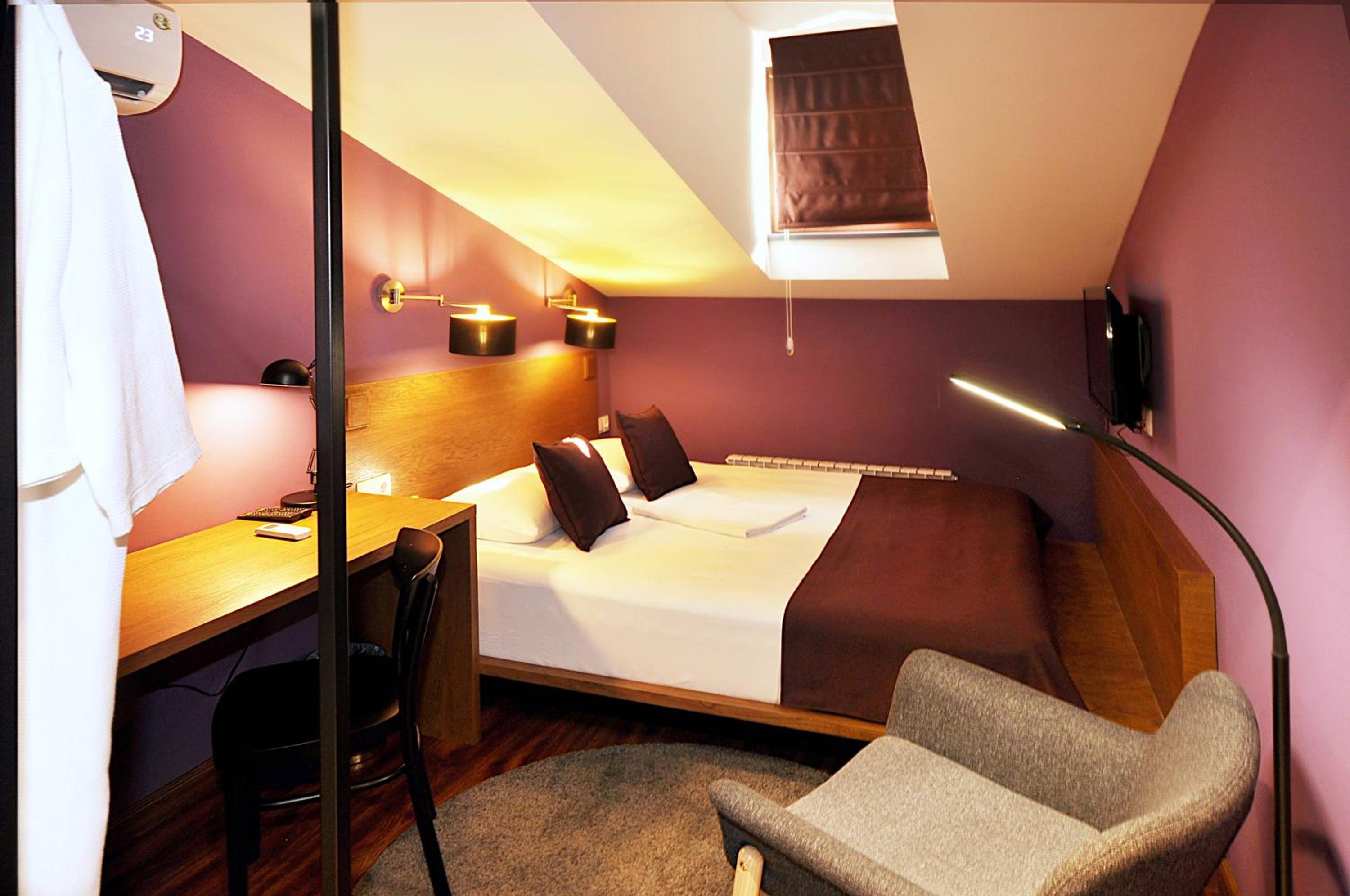 Standard Double Room - Photo 10