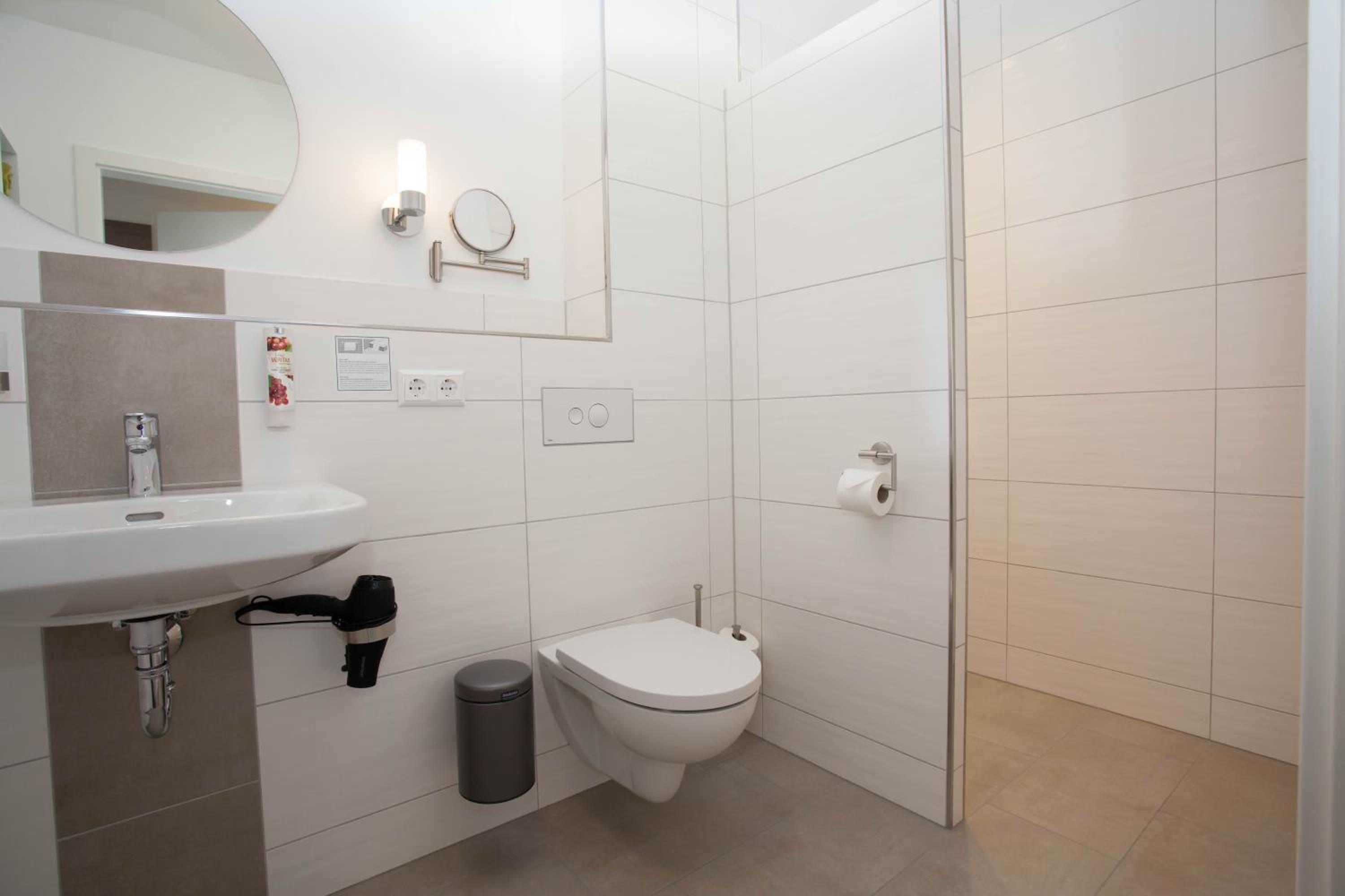 Double Room with Balcony - Photo 3