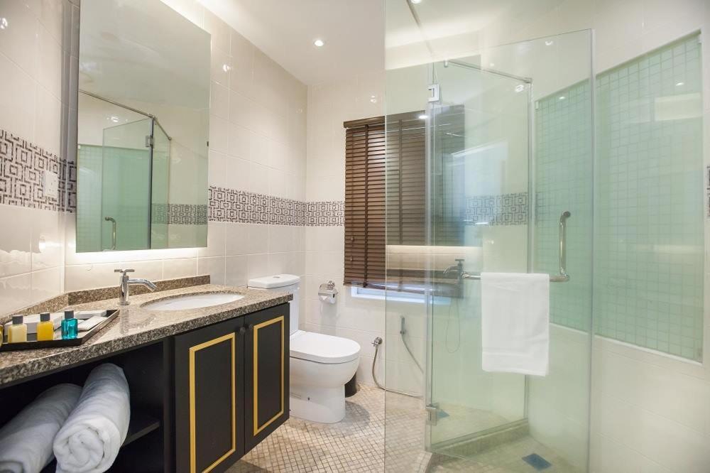Executive Suite - Photo 6
