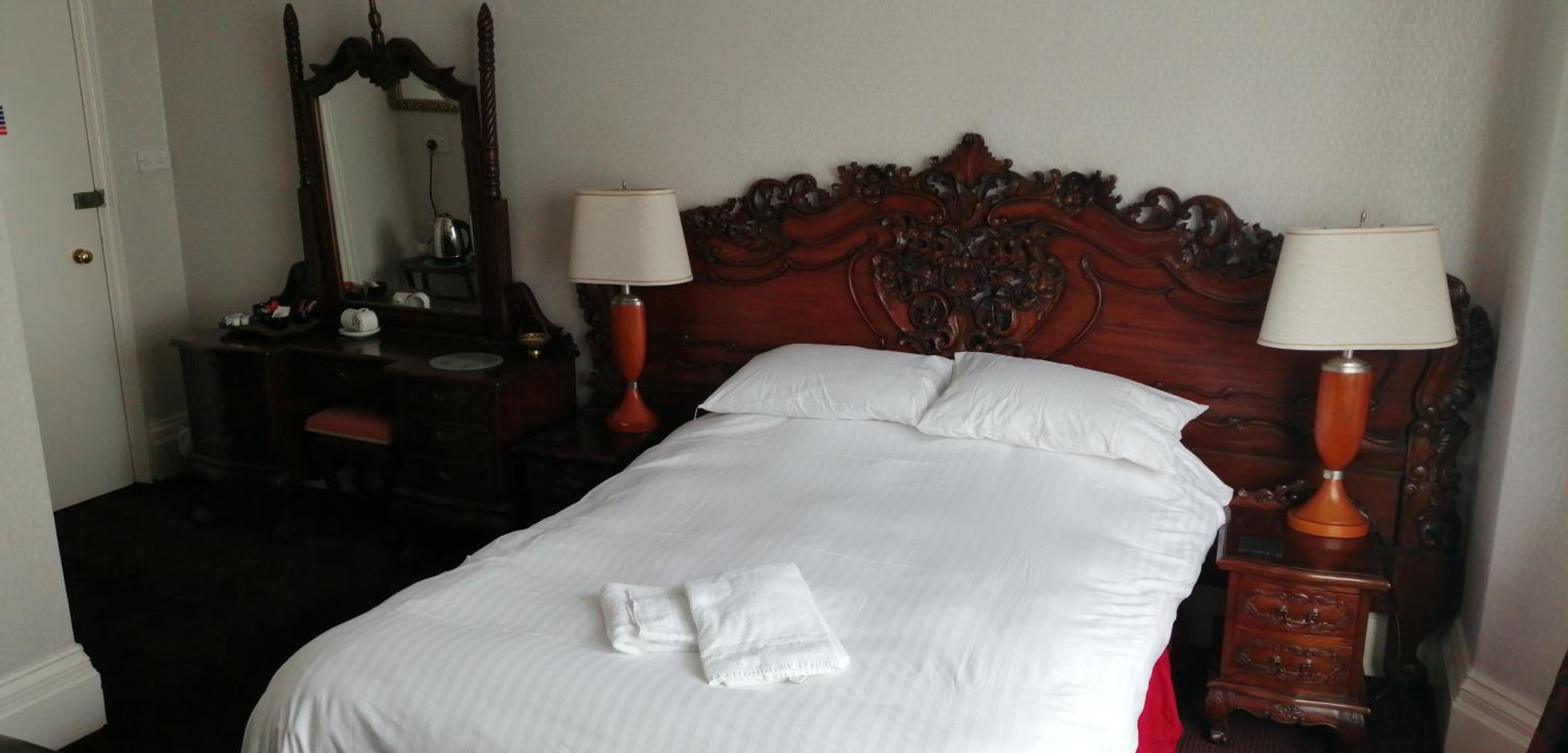 Luxury King-Size Bedroom (Front) - Photo 20