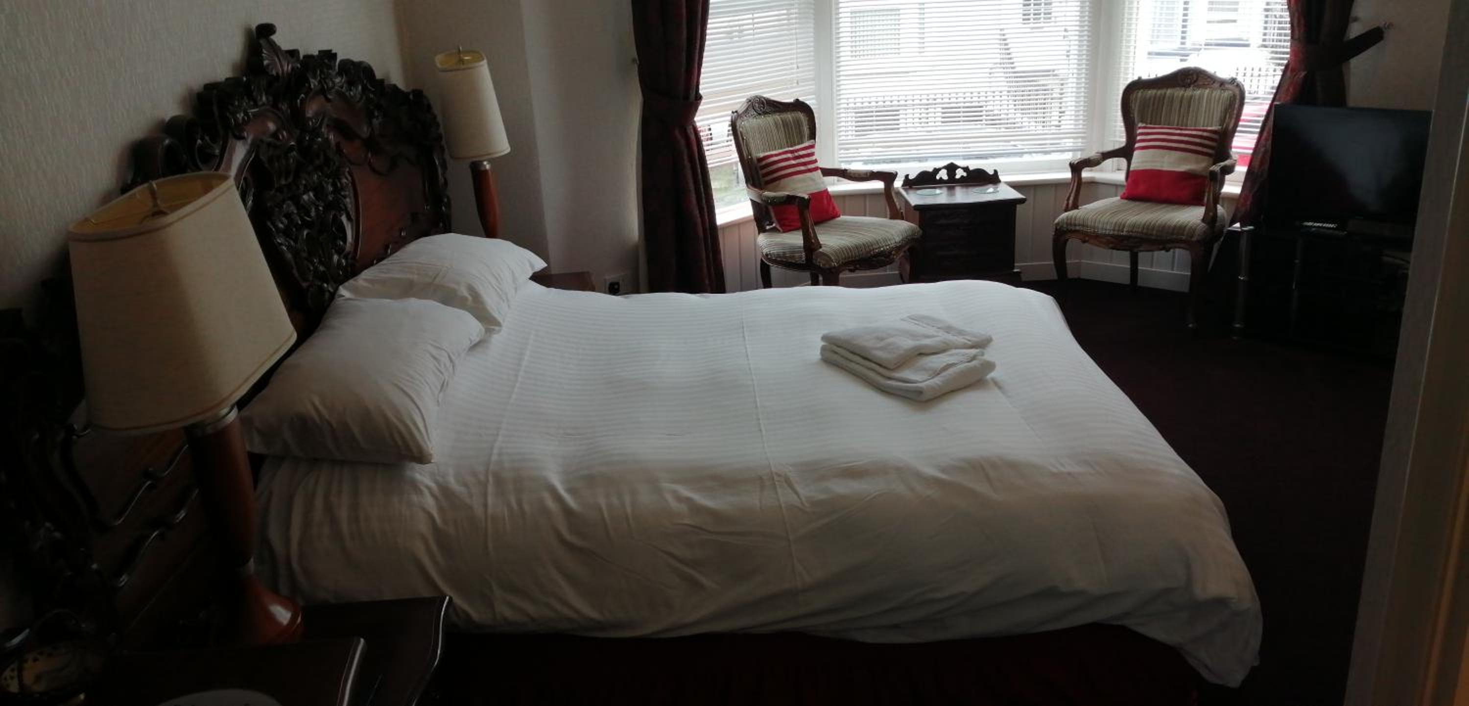 Luxury King-Size Bedroom (Front) - Photo 18