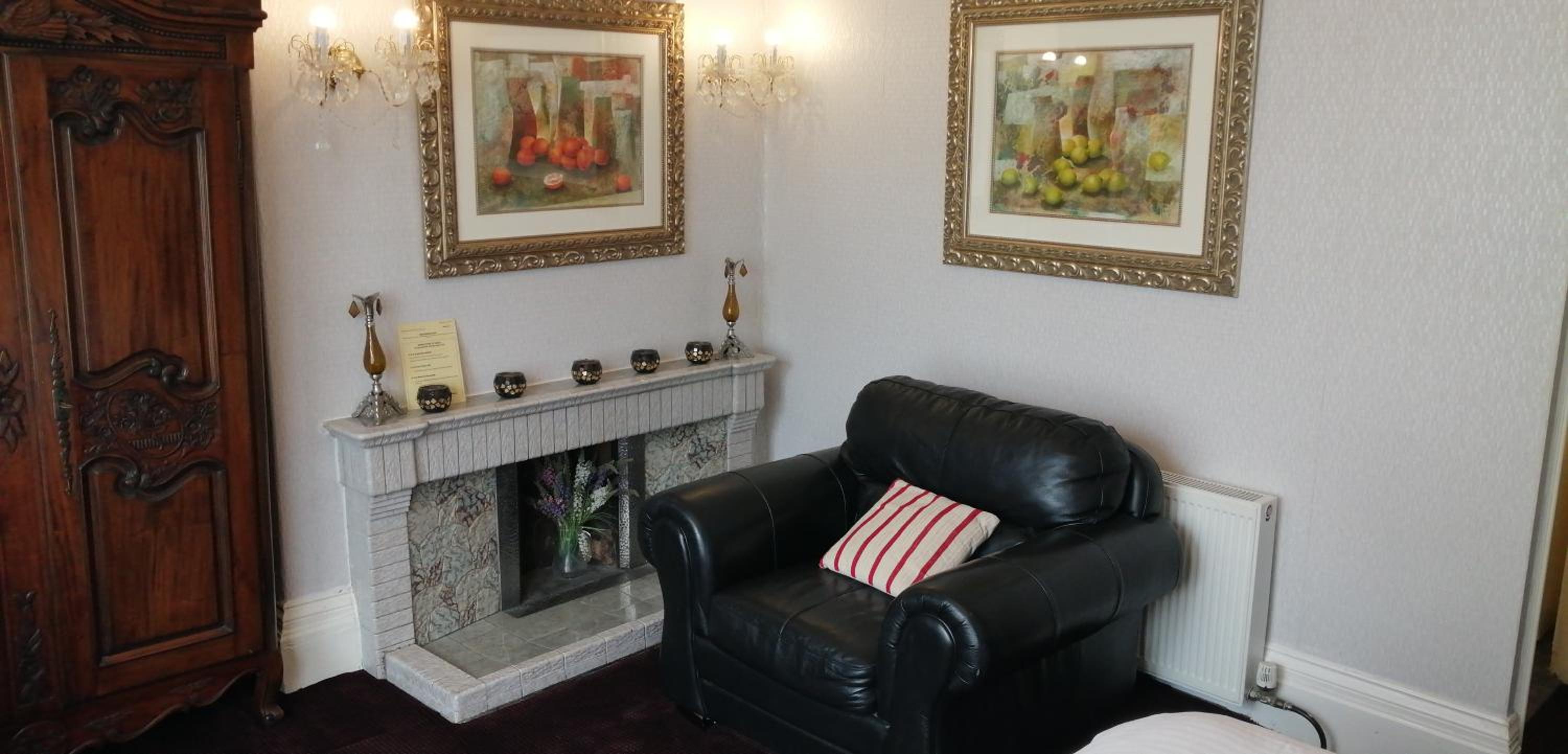 Luxury King-Size Bedroom (Front) - Photo 2