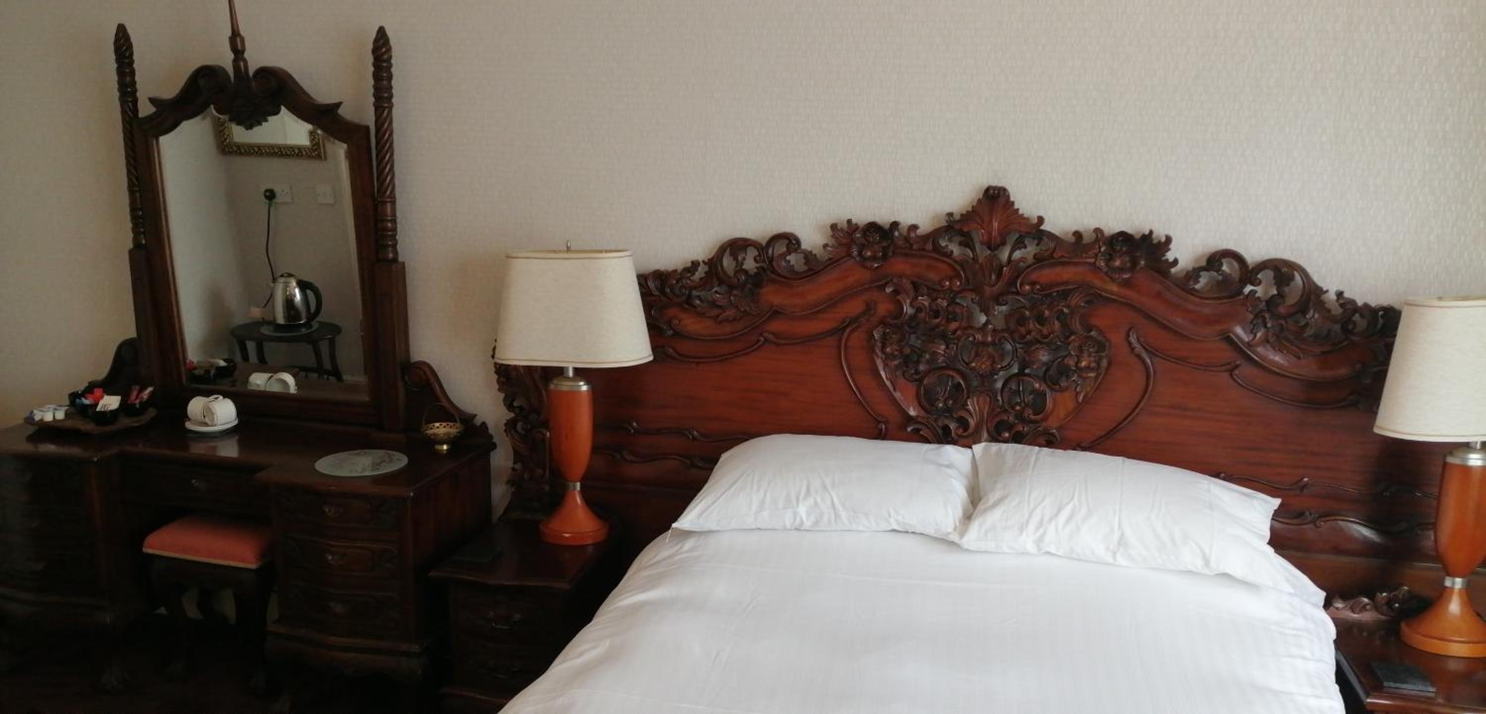 Luxury King-Size Bedroom (Front) - Photo 22