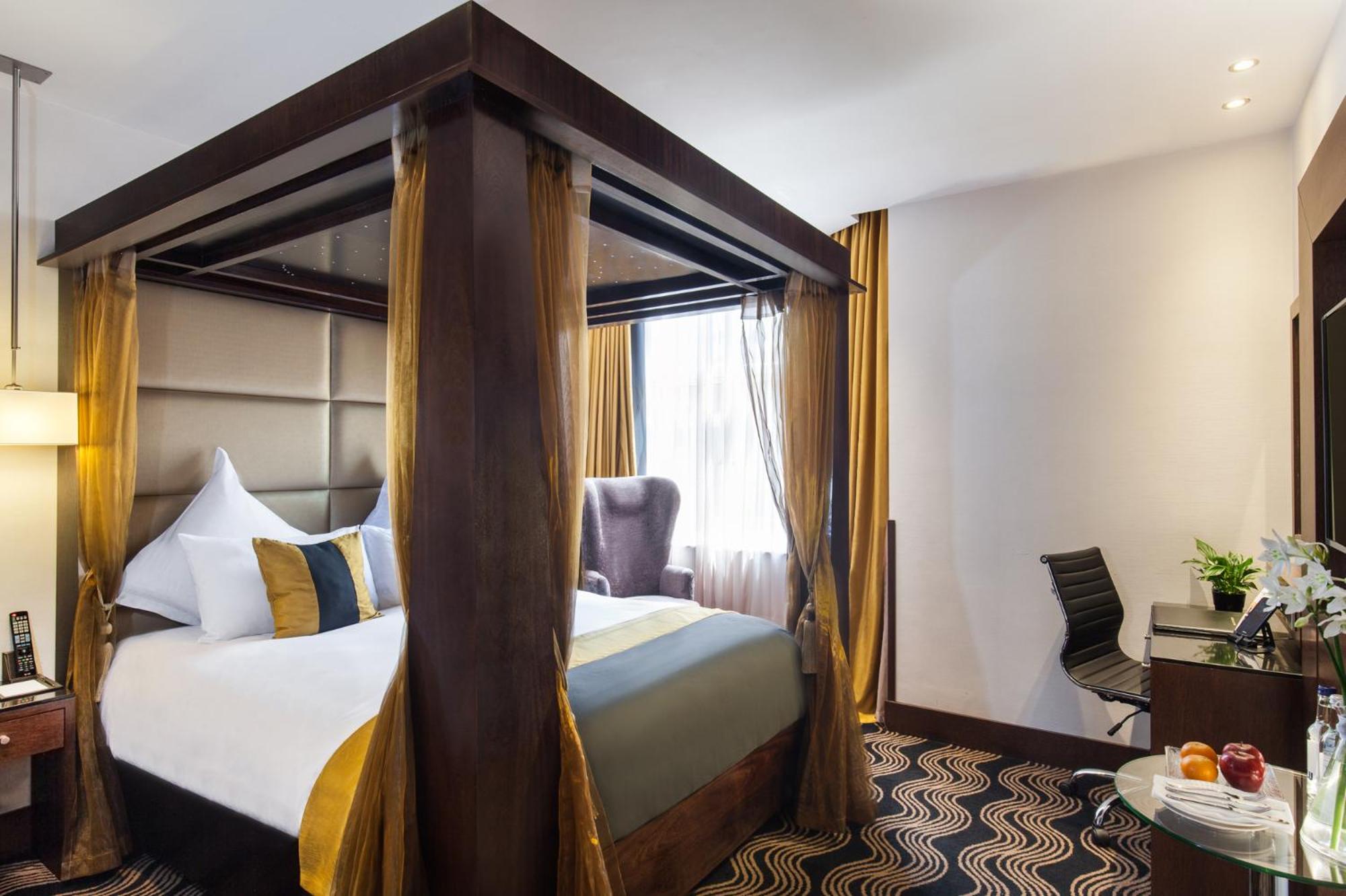 Four-Poster Suite photo 1