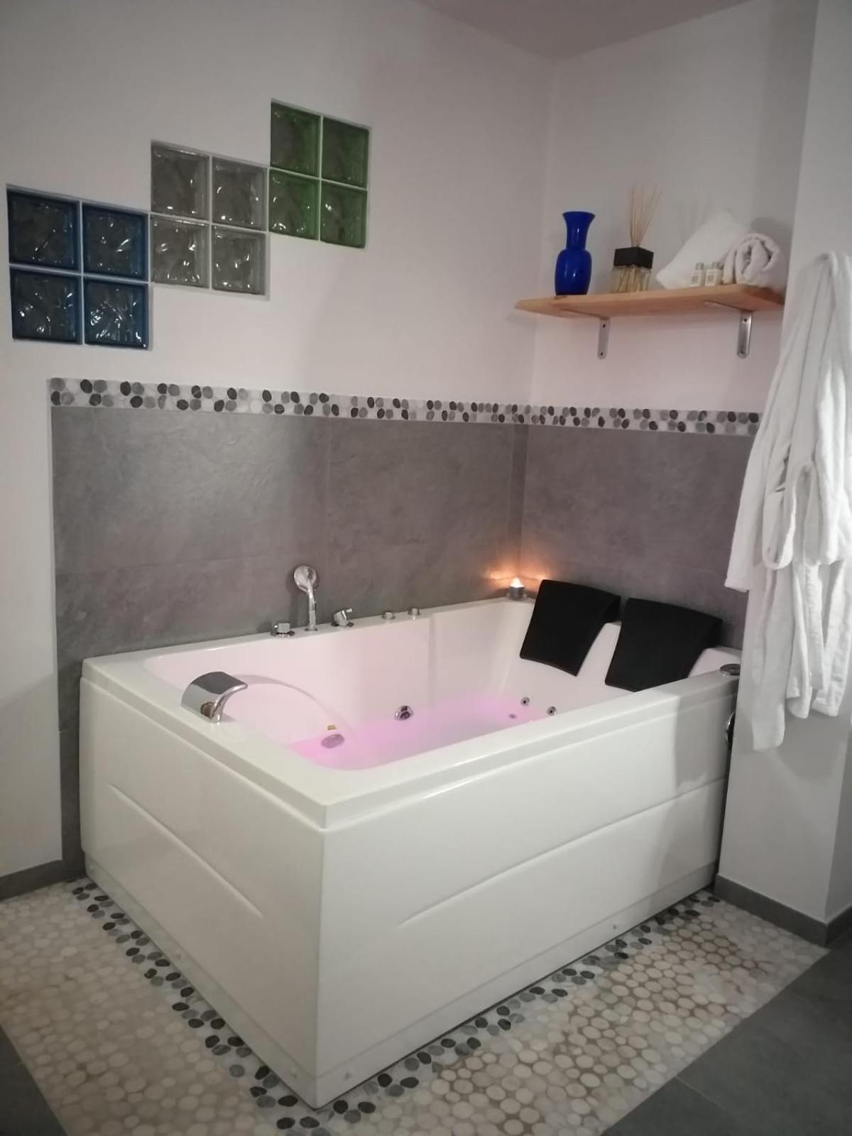 Luxury Triple Room - Photo 13