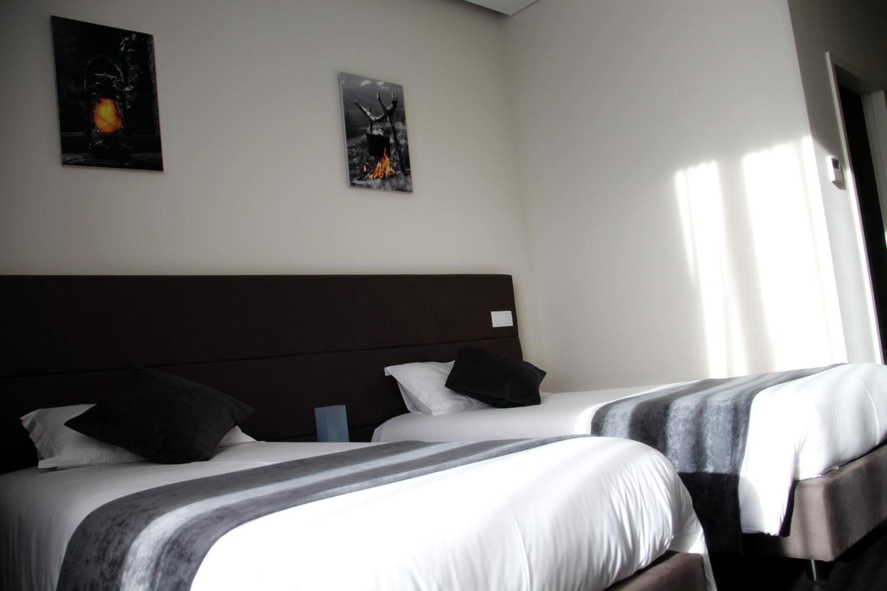 Twin Room with Bathroom - Photo 5