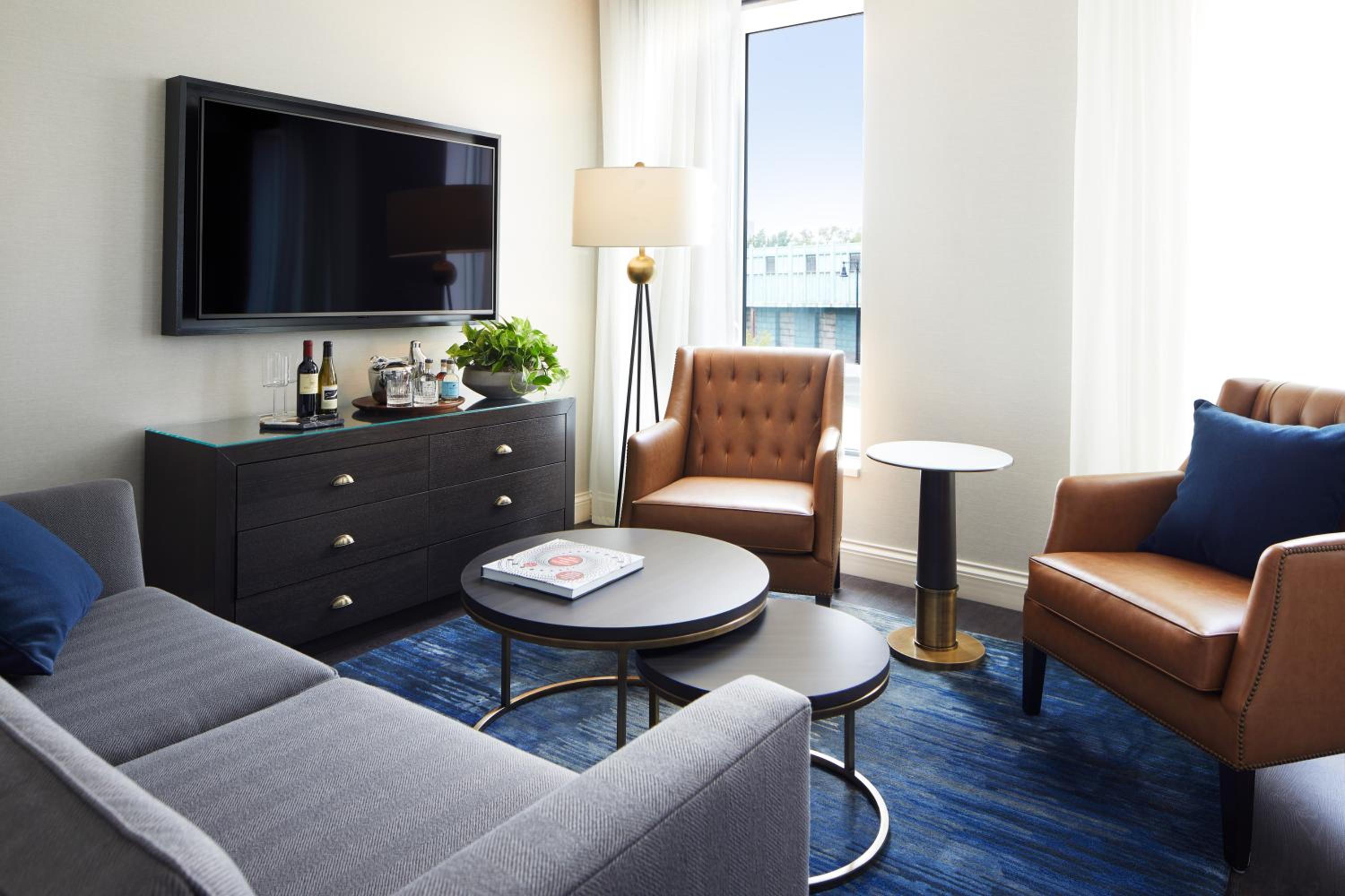 Premium King Suite thumbnail 6