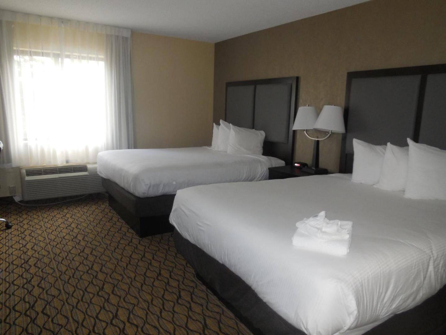 Queen Room with Two Queen Beds- Non-Smoking - Photo 3
