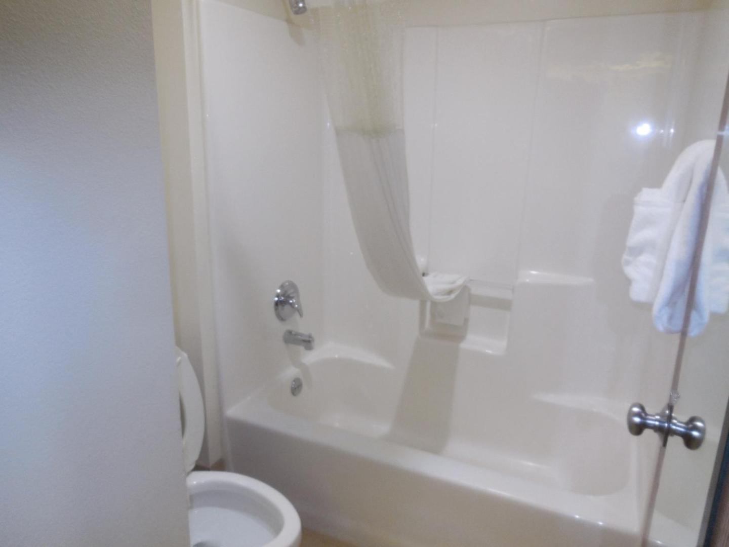 King Room - Non-Smoking - Photo 7