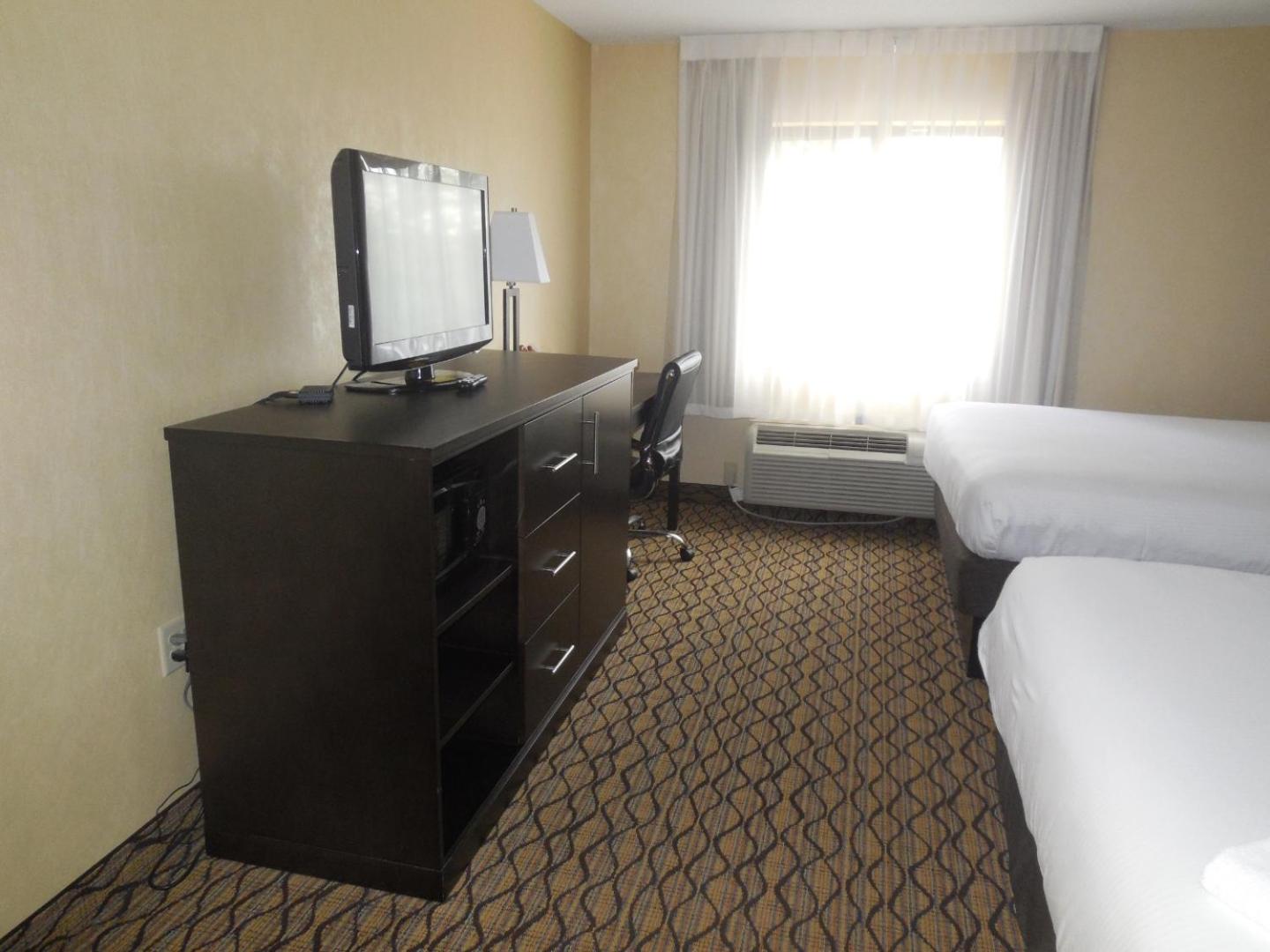 Queen Room with Two Queen Beds- Non-Smoking - Photo 4