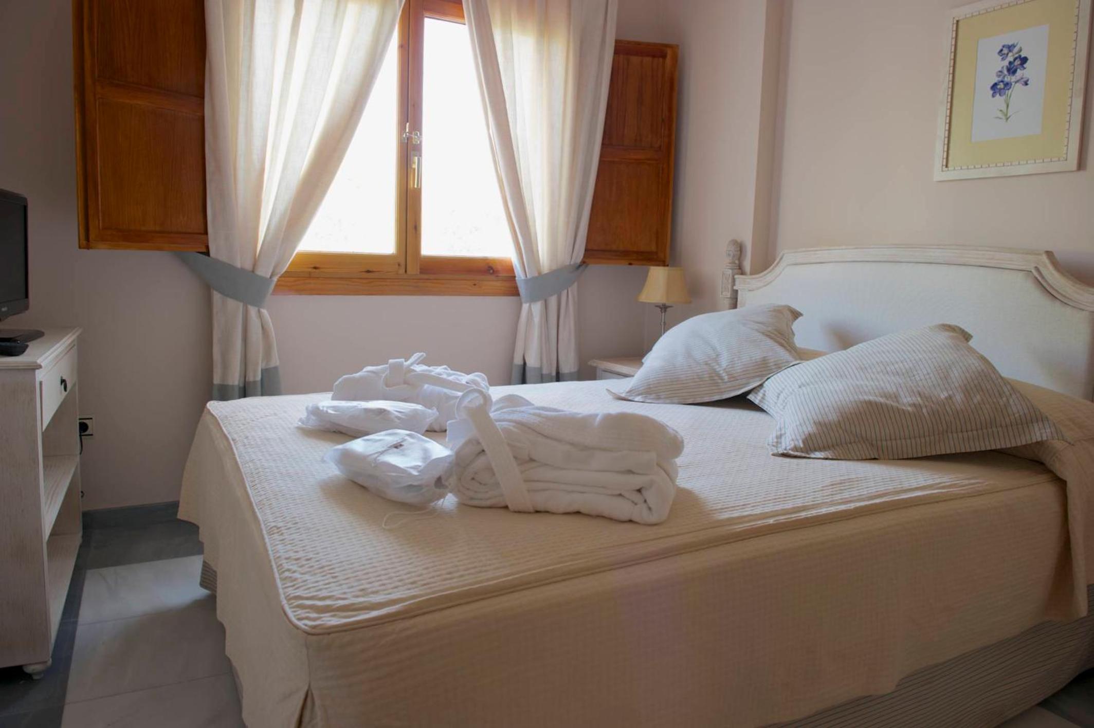 Superior Double Room (2 Adults + 1 Child) - Photo 1
