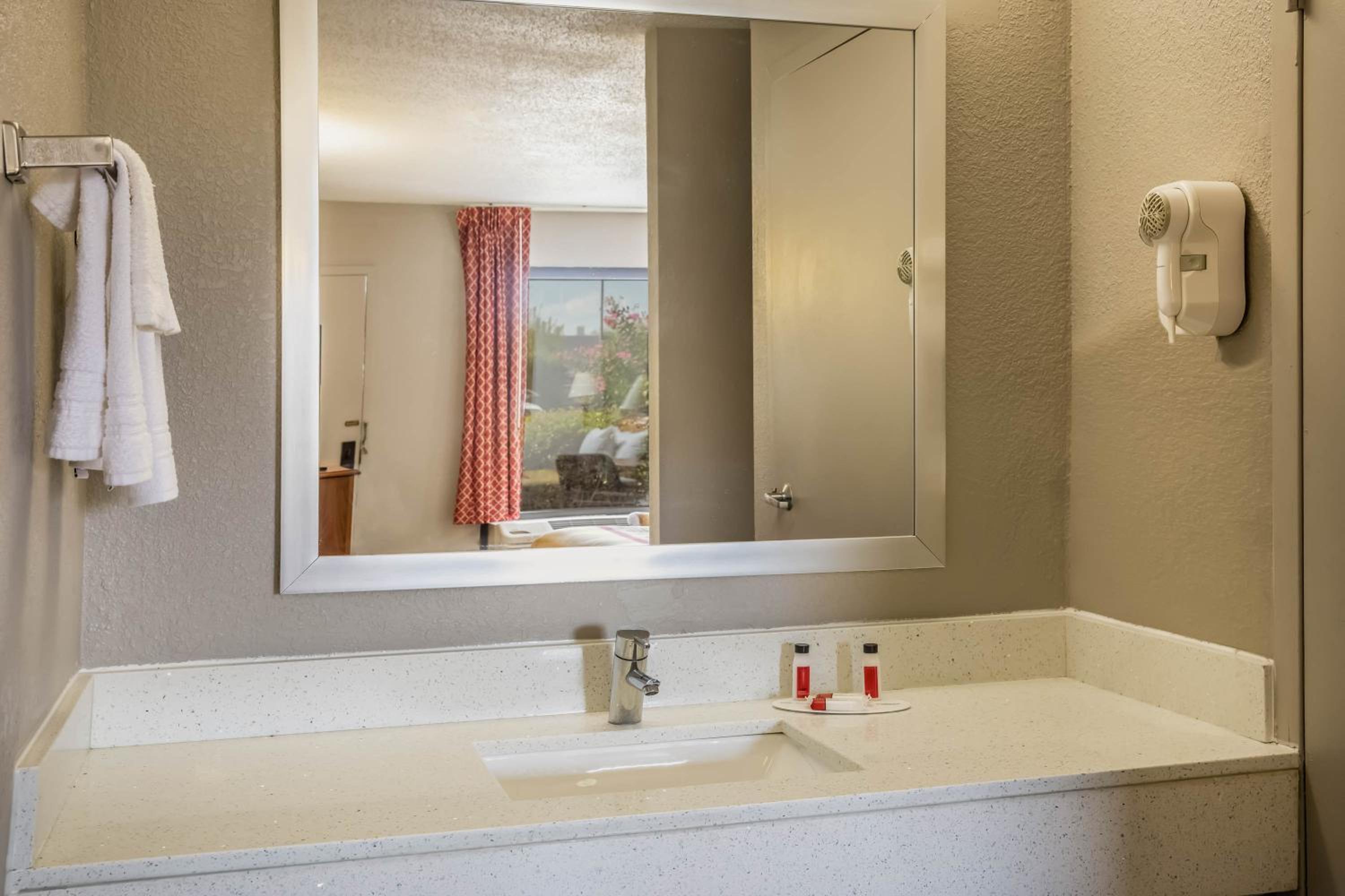 Deluxe Double Room with Two Double Beds - Non-Smoking - Photo 4