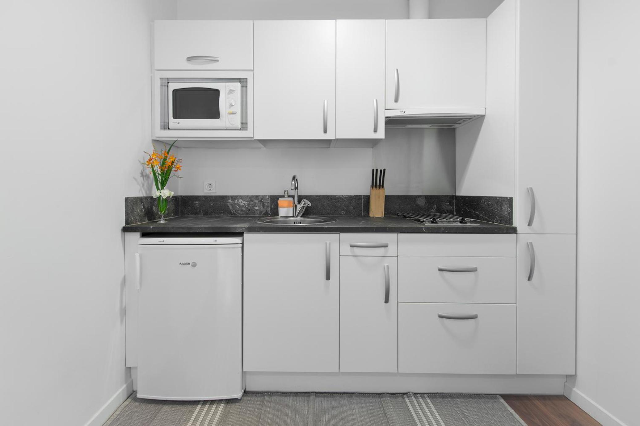 Apartment with Terrace - Photo 4