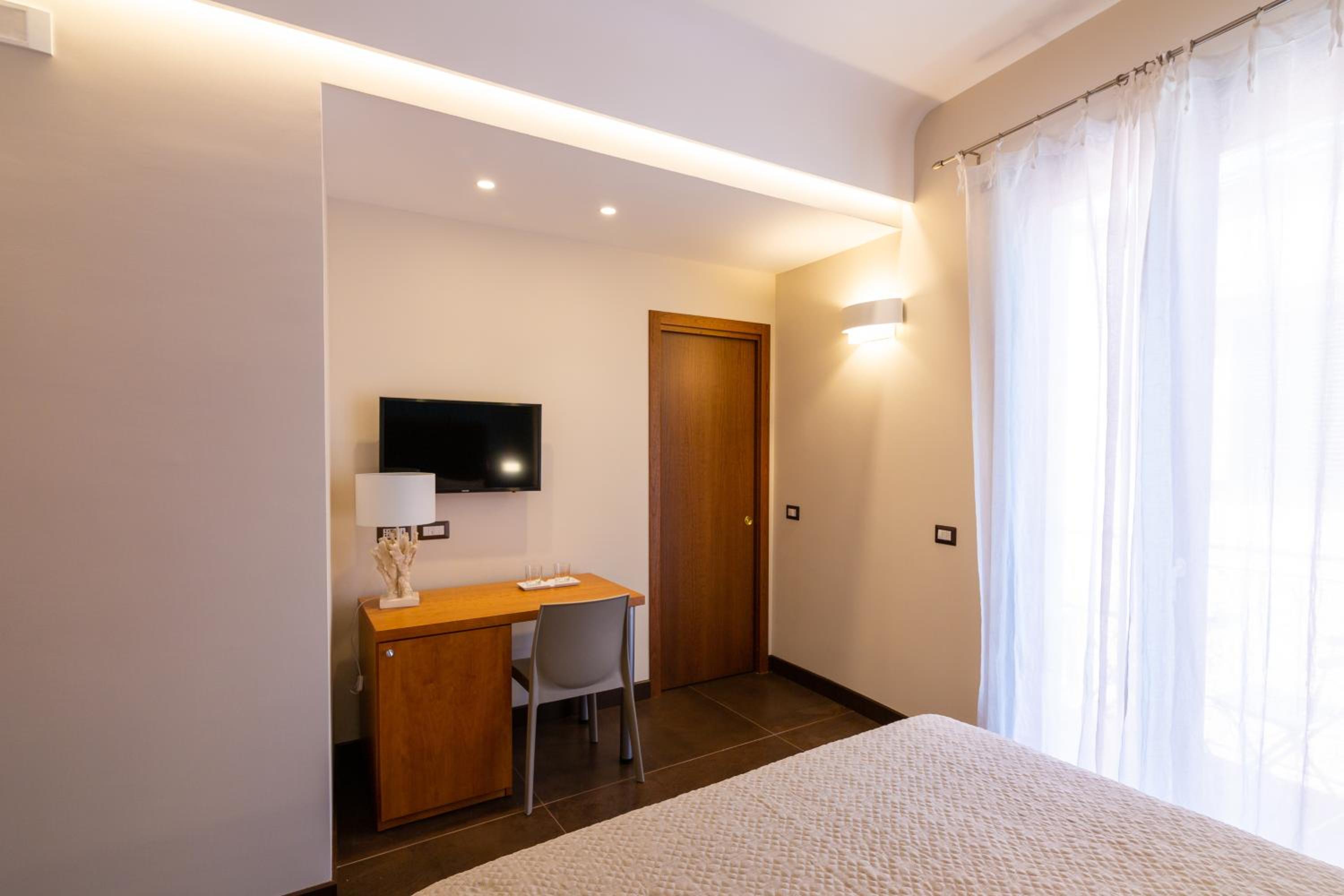 Superior King Room - Photo 27