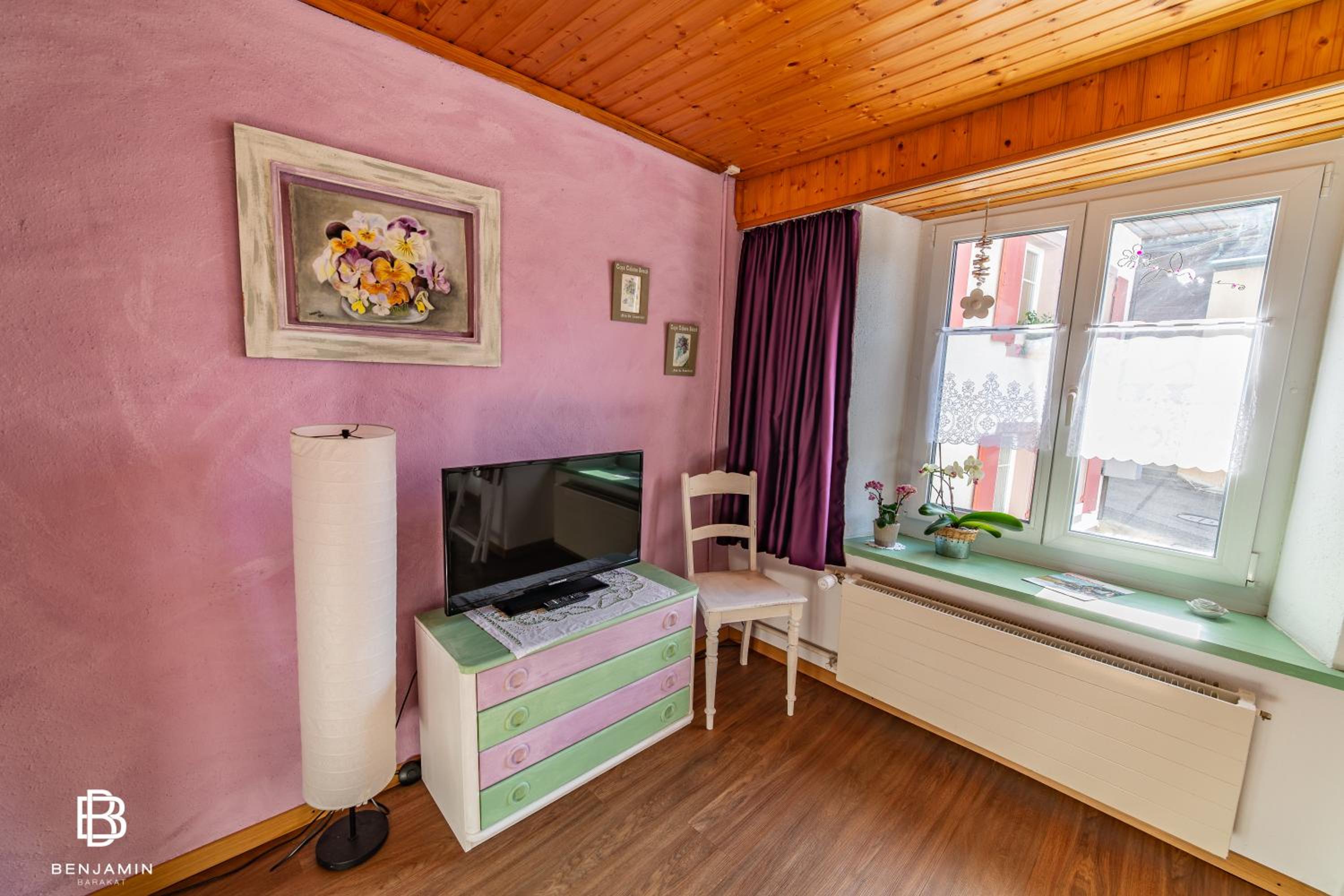 Single Room with Shared Bathroom photo 2