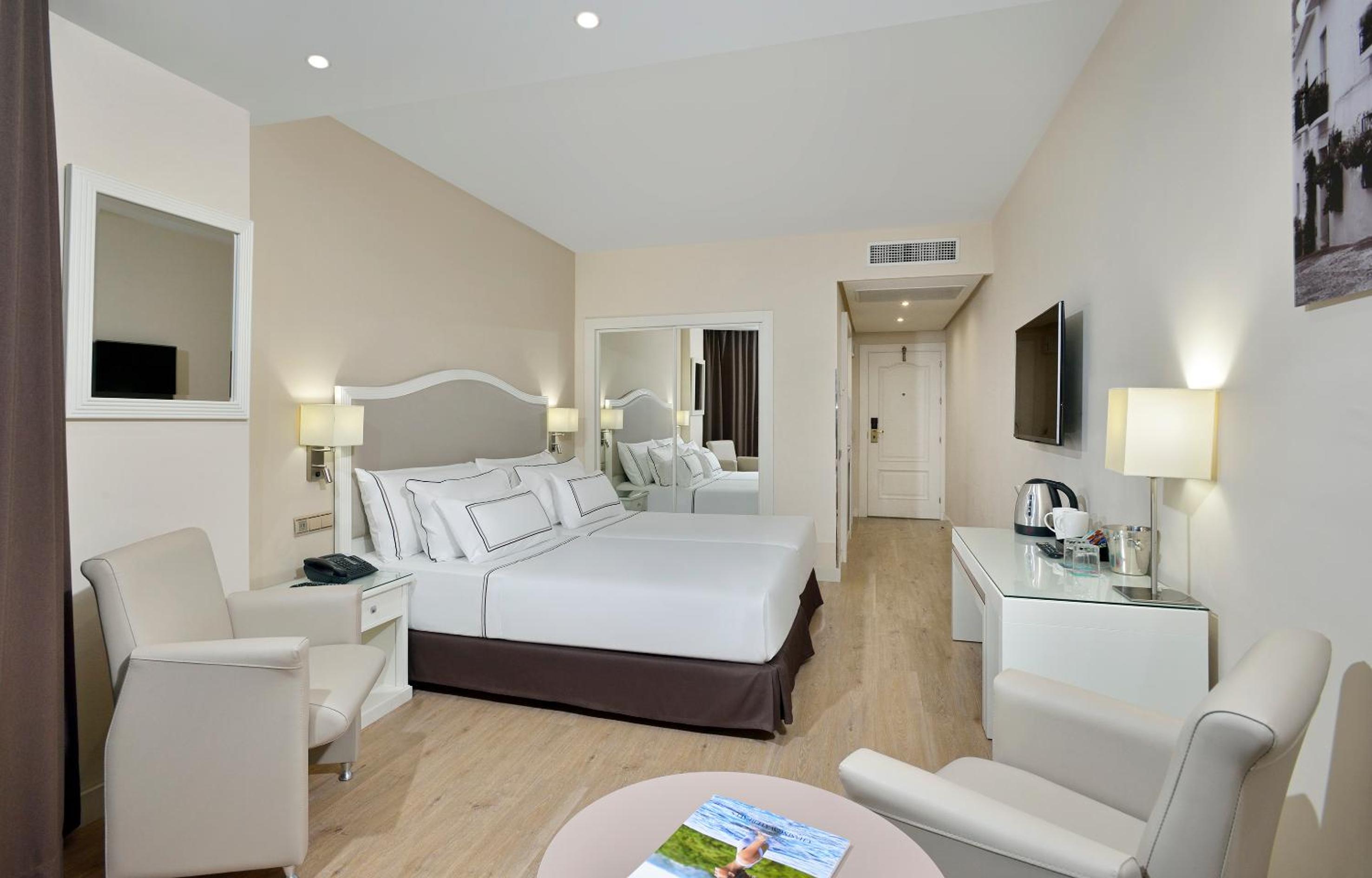 Premium Room with Sea View - Photo 3