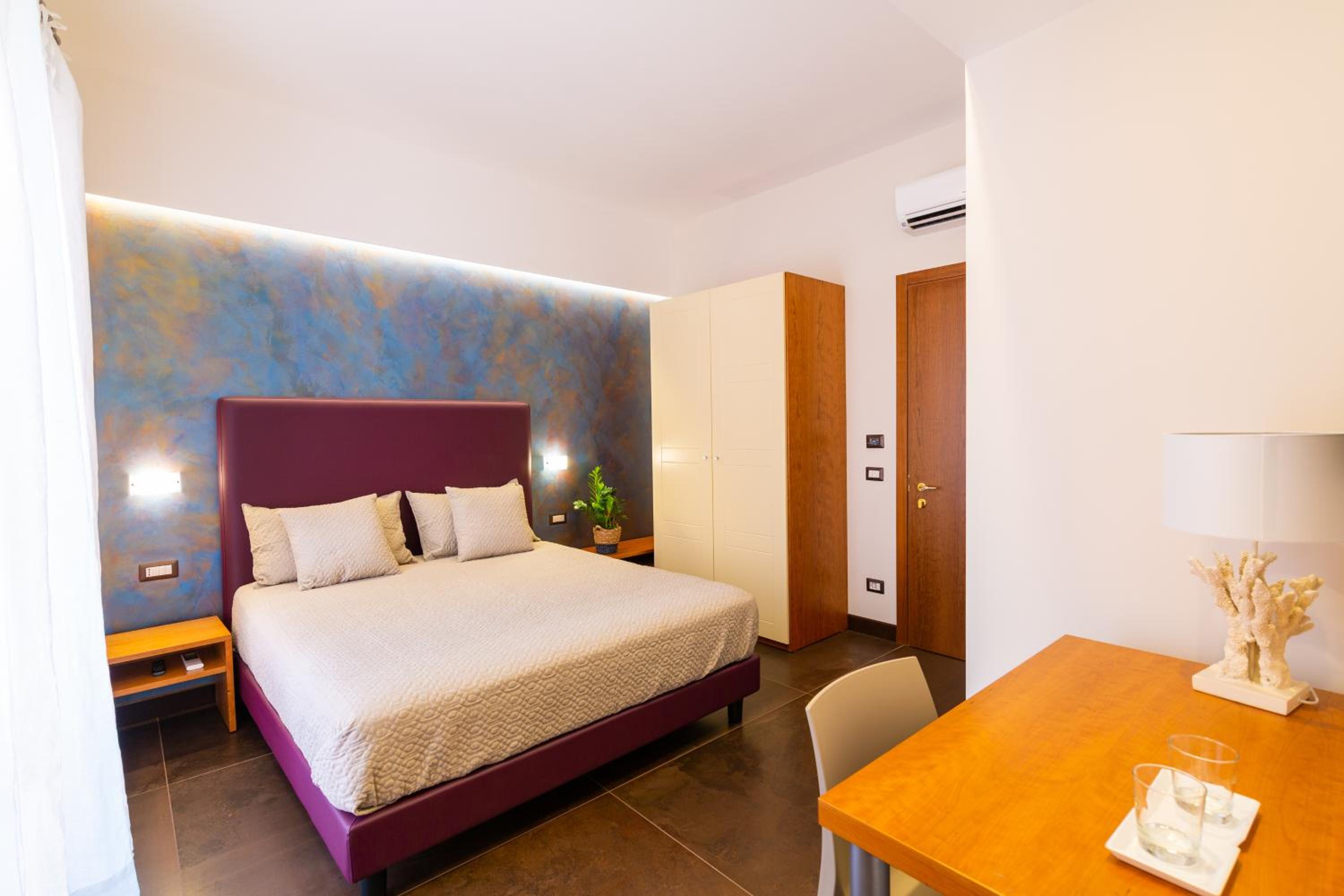 Superior King Room - Photo 24