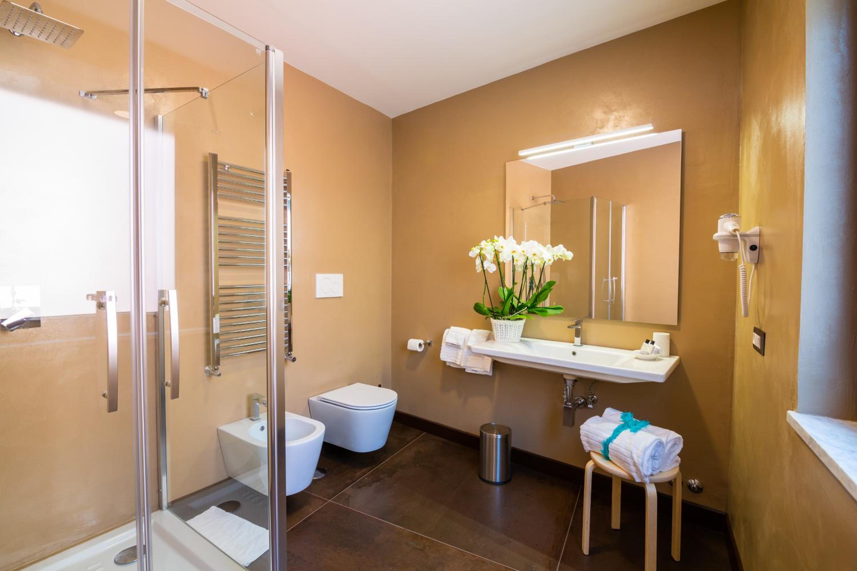 Superior King Room - Photo 23